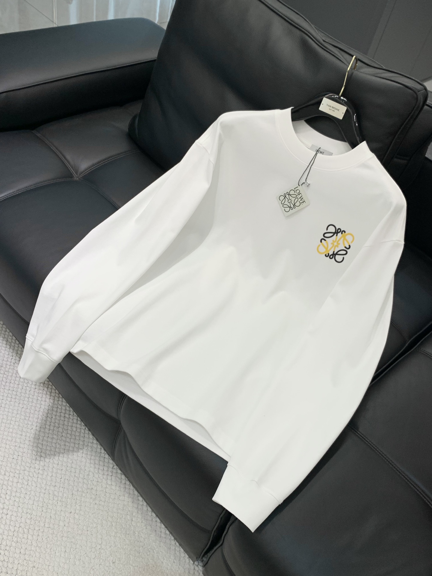 ，Loewe 罗意威，2025秋季最新款，专柜同步有售，原单狠货，时尚休闲圆领长袖T恤，上身很有特点！吸