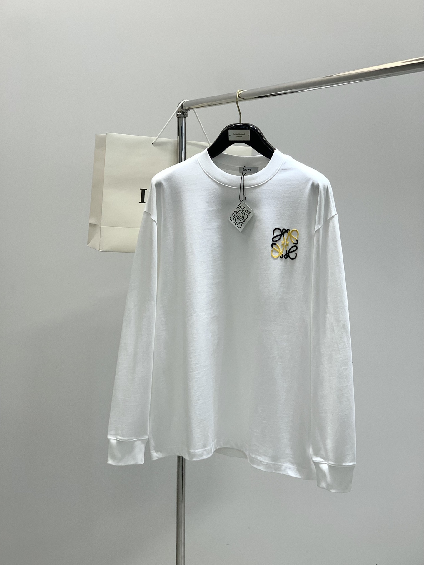 ，Loewe 罗意威，2025秋季最新款，专柜同步有售，原单狠货，时尚休闲圆领长袖T恤，上身很有特点！吸