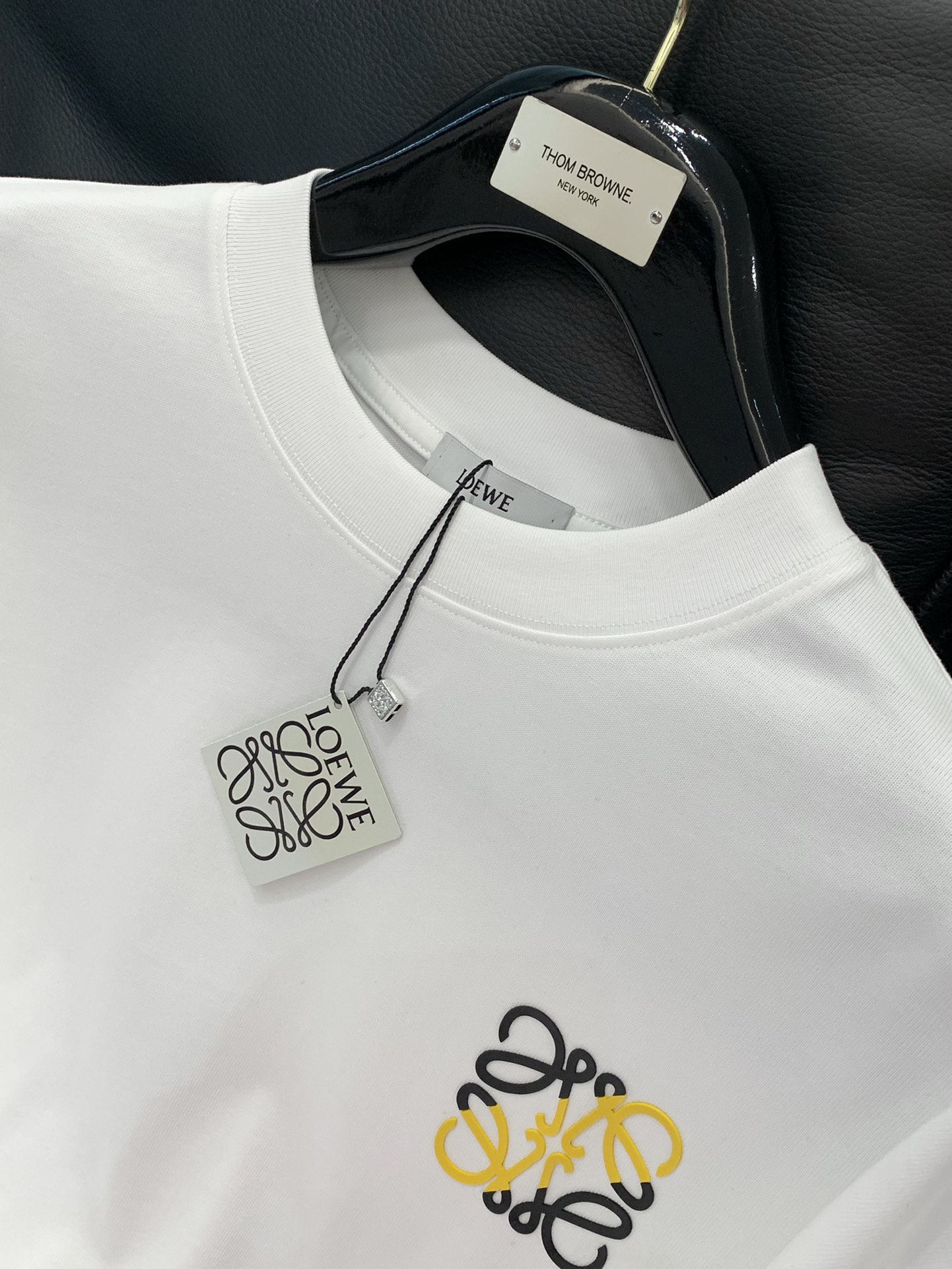 ，Loewe 罗意威，2025秋季最新款，专柜同步有售，原单狠货，时尚休闲圆领长袖T恤，上身很有特点！吸