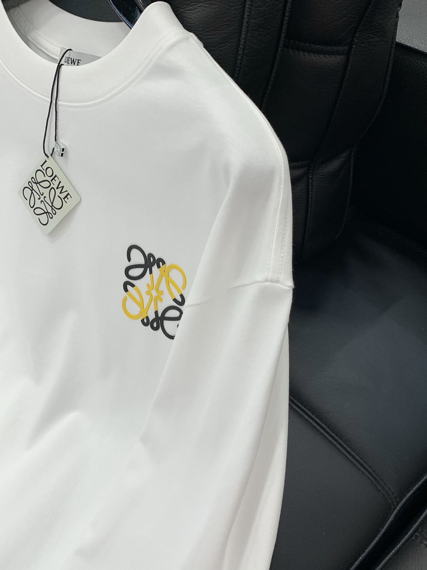，Loewe 罗意威，2025秋季最新款，专柜同步有售，原单狠货，时尚休闲圆领长袖T恤，上身很有特点！吸