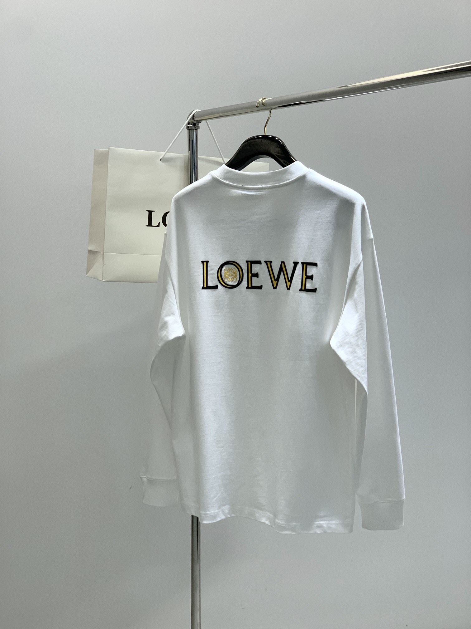 ，Loewe 罗意威，2025秋季最新款，专柜同步有售，原单狠货，时尚休闲圆领长袖T恤，上身很有特点！吸