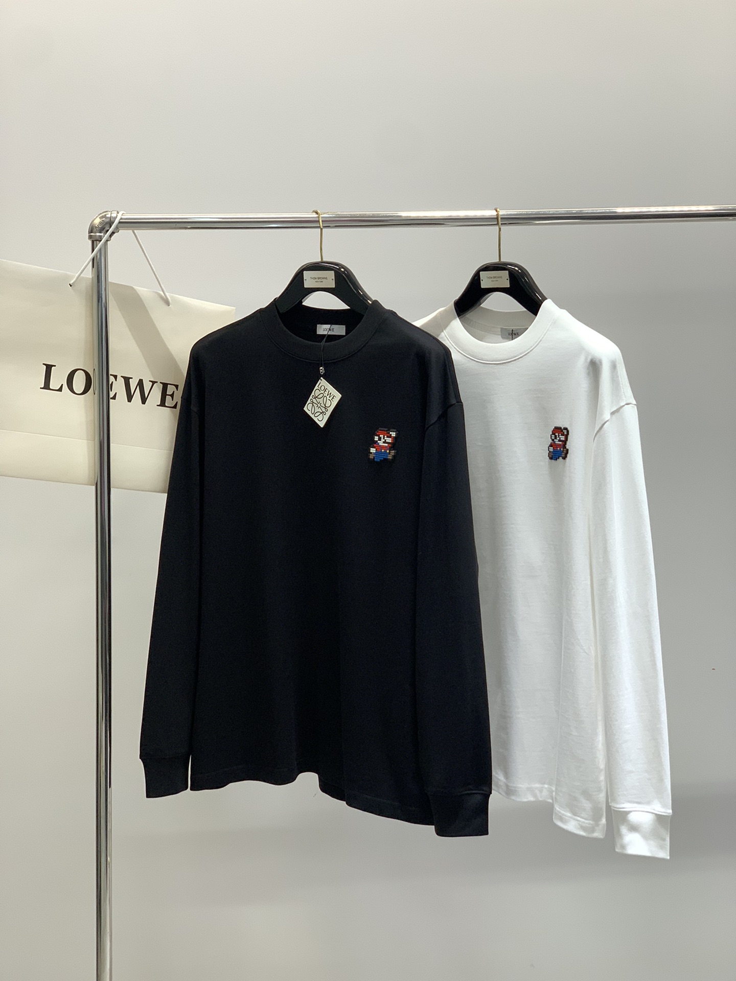 ，Loewe 罗意威，2025秋季最新款，专柜同步有售，原单狠货，时尚休闲圆领长袖T恤，上身很有特点！吸