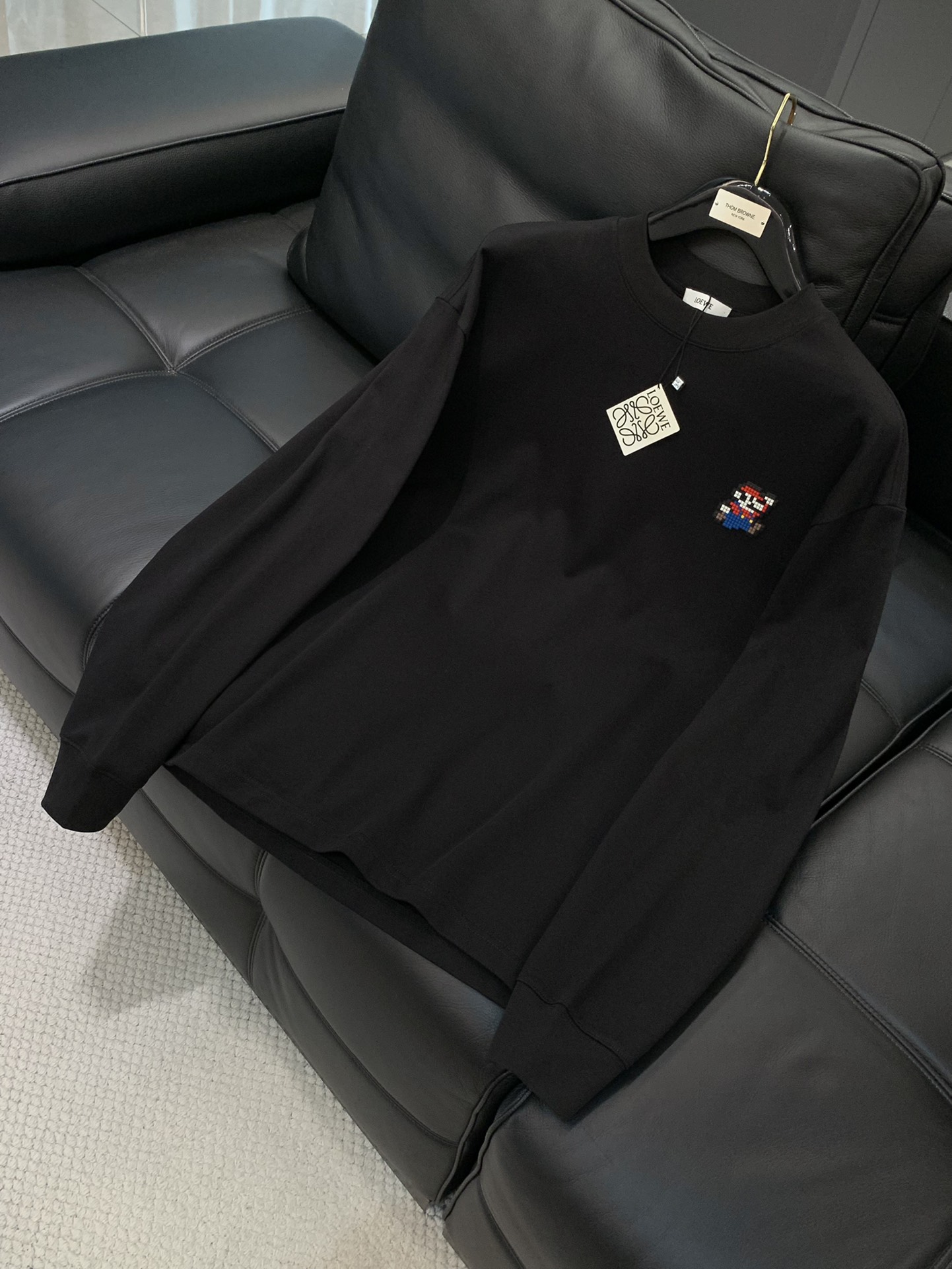 ，Loewe 罗意威，2025秋季最新款，专柜同步有售，原单狠货，时尚休闲圆领长袖T恤，上身很有特点！吸