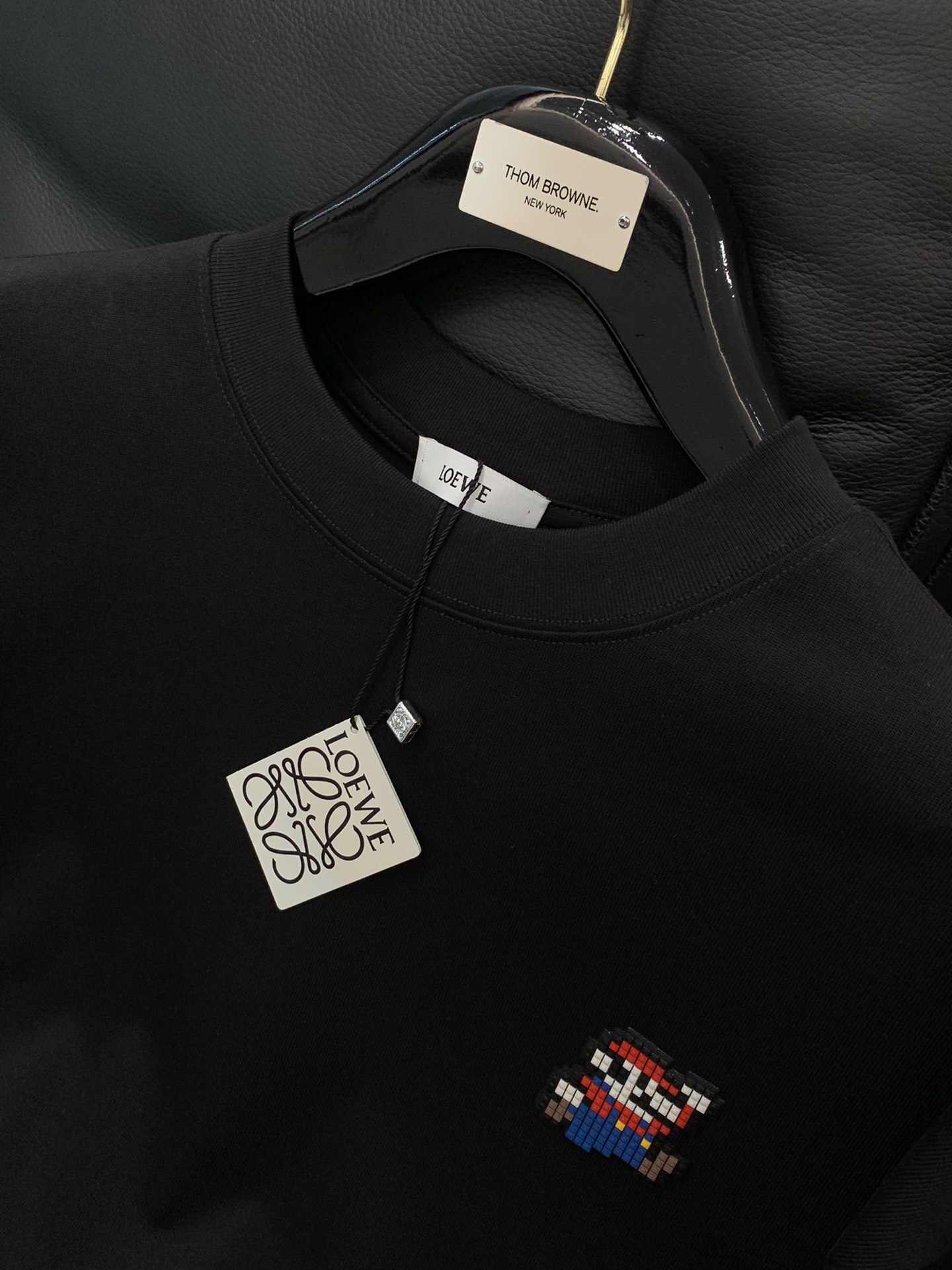 ，Loewe 罗意威，2025秋季最新款，专柜同步有售，原单狠货，时尚休闲圆领长袖T恤，上身很有特点！吸