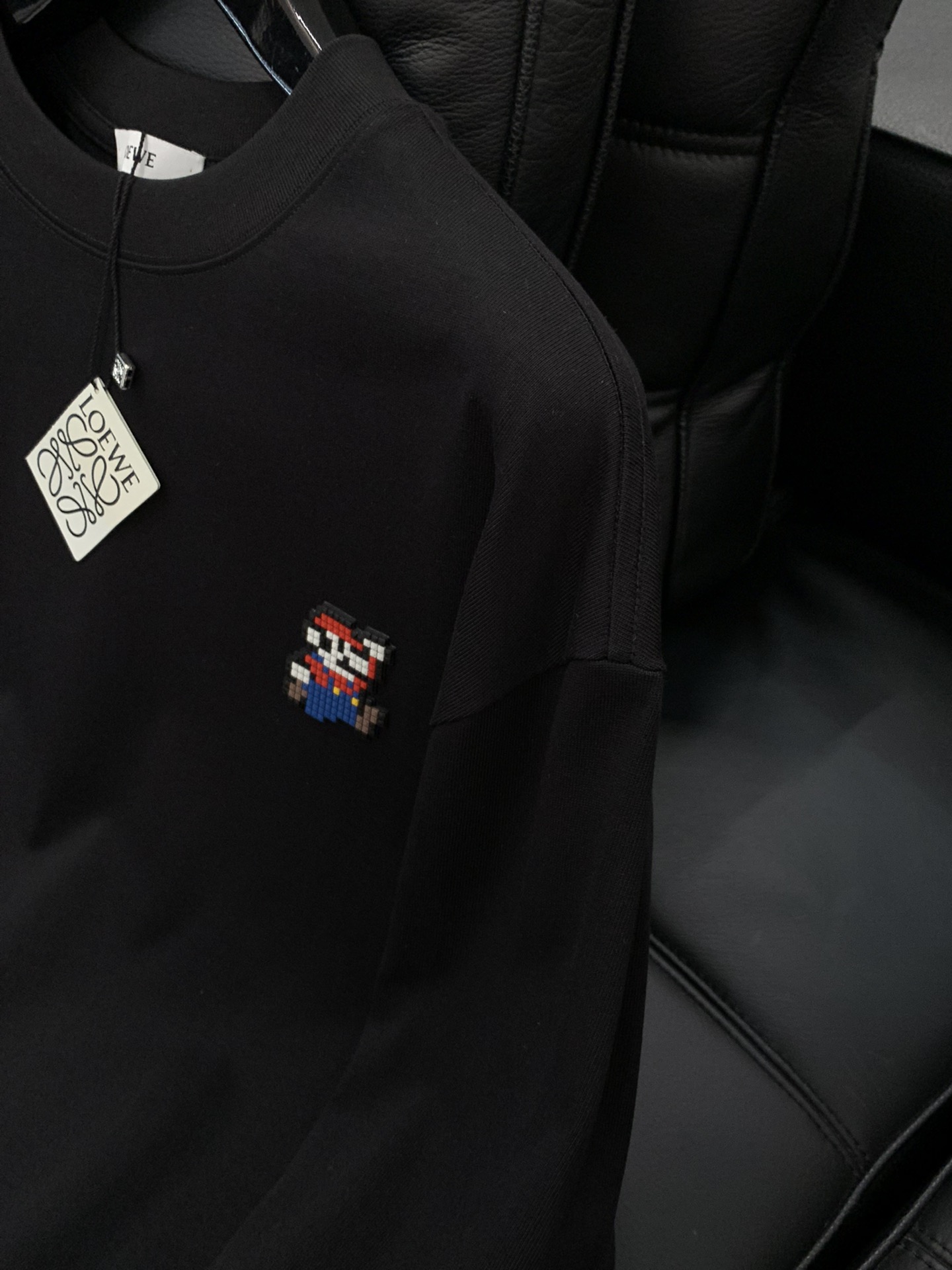 ，Loewe 罗意威，2025秋季最新款，专柜同步有售，原单狠货，时尚休闲圆领长袖T恤，上身很有特点！吸