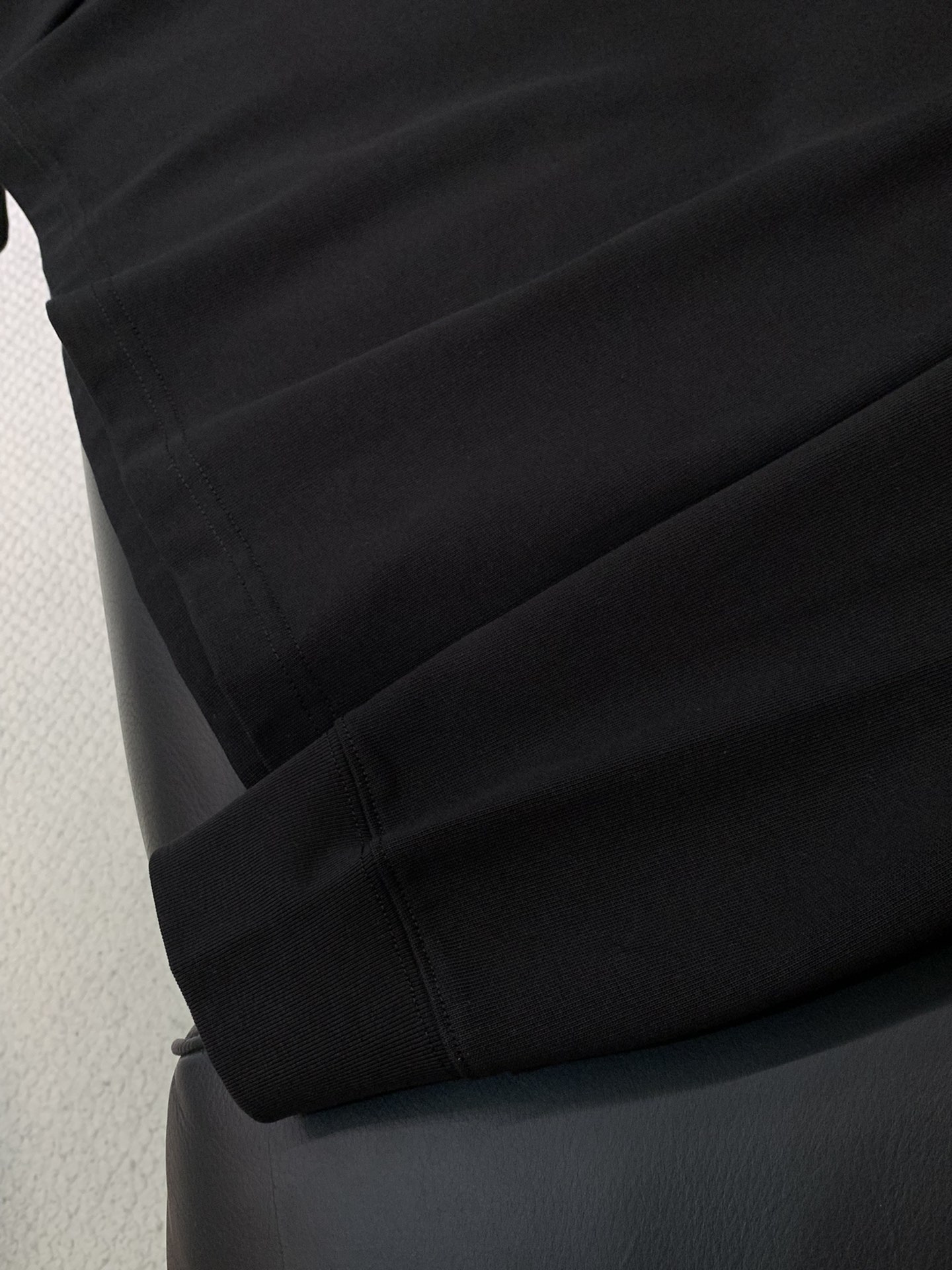 ，Loewe 罗意威，2025秋季最新款，专柜同步有售，原单狠货，时尚休闲圆领长袖T恤，上身很有特点！吸