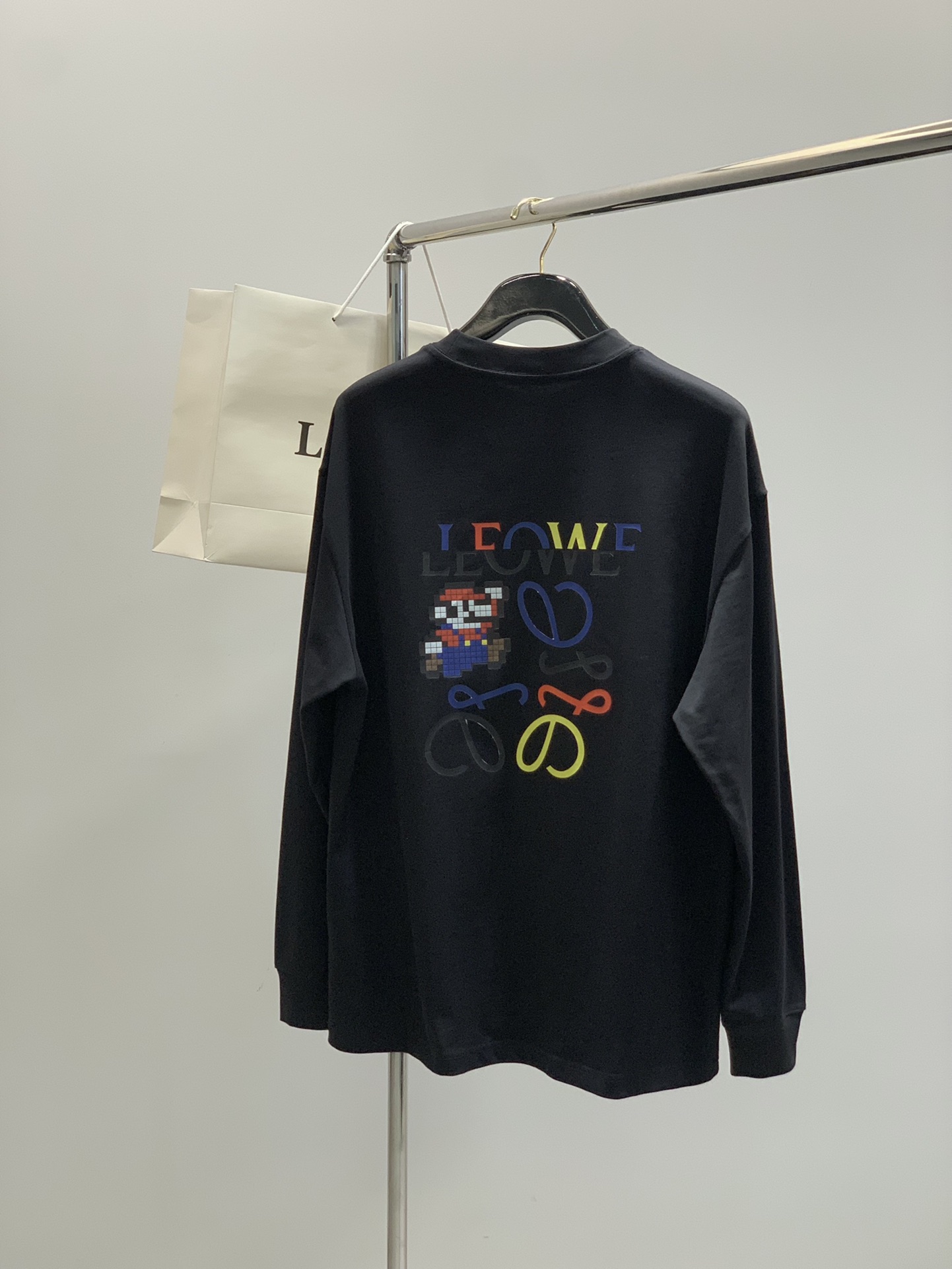 ，Loewe 罗意威，2025秋季最新款，专柜同步有售，原单狠货，时尚休闲圆领长袖T恤，上身很有特点！吸