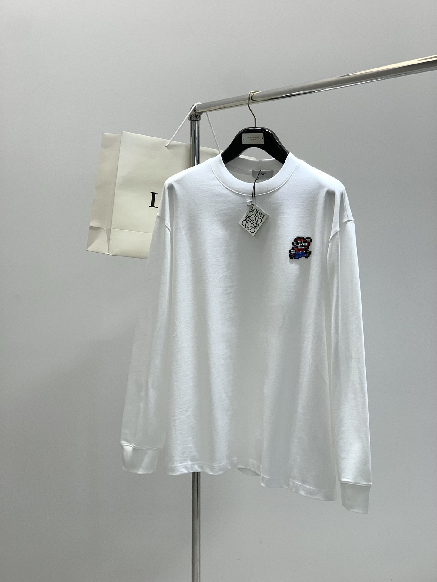 ，Loewe 罗意威，2025秋季最新款，专柜同步有售，原单狠货，时尚休闲圆领长袖T恤，上身很有特点！吸
