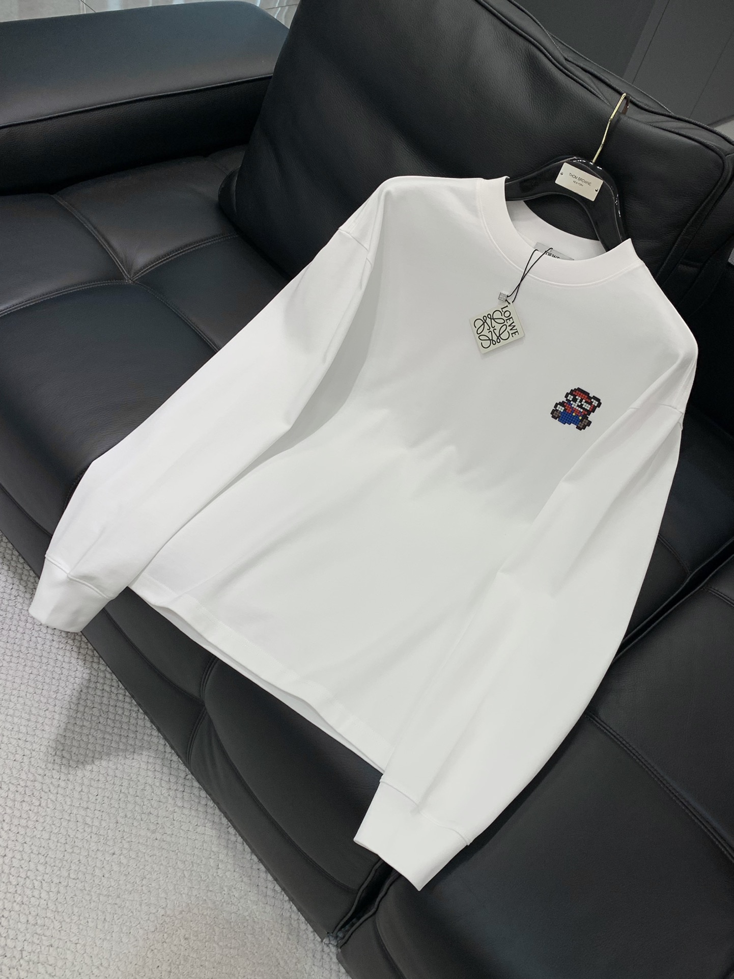 ，Loewe 罗意威，2025秋季最新款，专柜同步有售，原单狠货，时尚休闲圆领长袖T恤，上身很有特点！吸