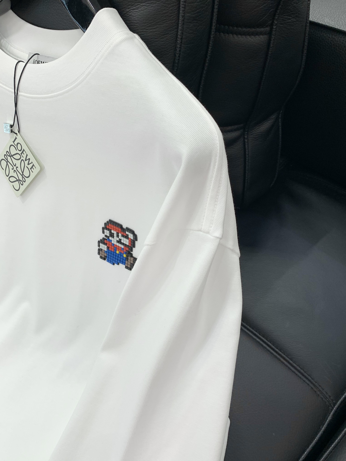 ，Loewe 罗意威，2025秋季最新款，专柜同步有售，原单狠货，时尚休闲圆领长袖T恤，上身很有特点！吸