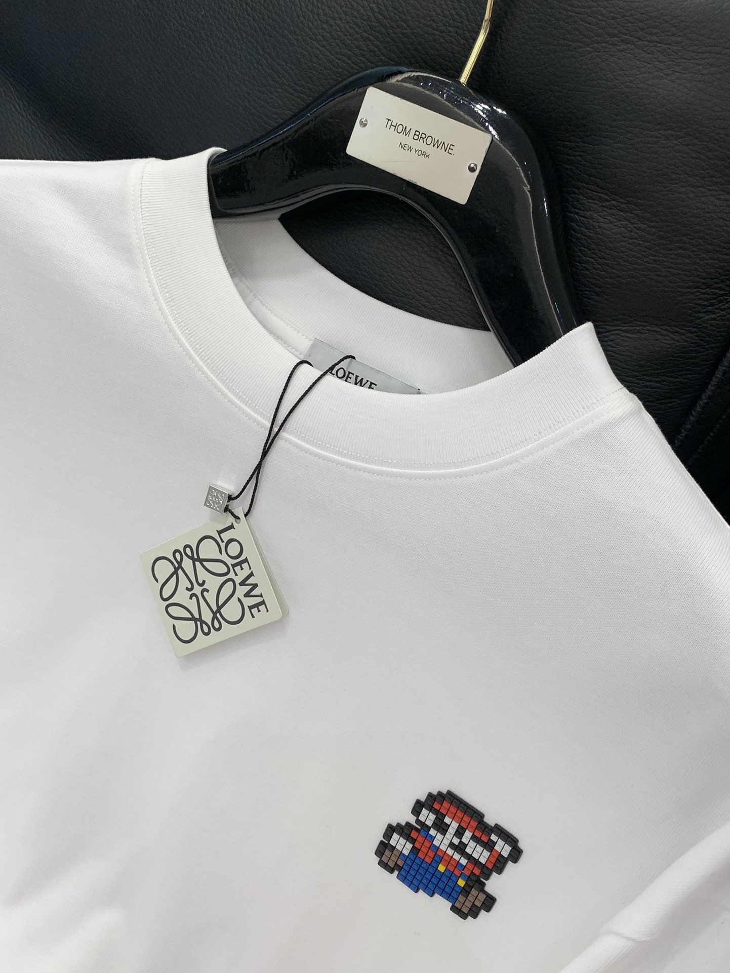 ，Loewe 罗意威，2025秋季最新款，专柜同步有售，原单狠货，时尚休闲圆领长袖T恤，上身很有特点！吸