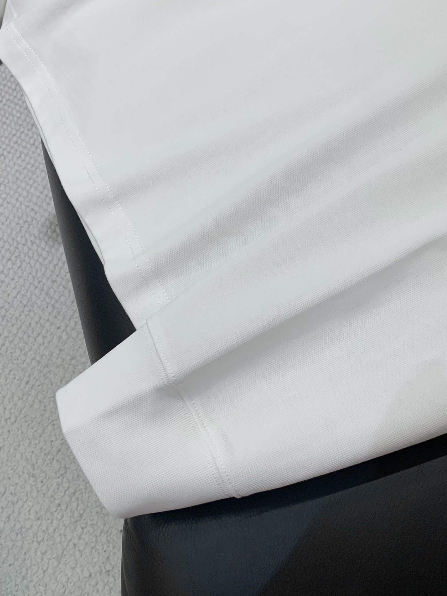 ，Loewe 罗意威，2025秋季最新款，专柜同步有售，原单狠货，时尚休闲圆领长袖T恤，上身很有特点！吸