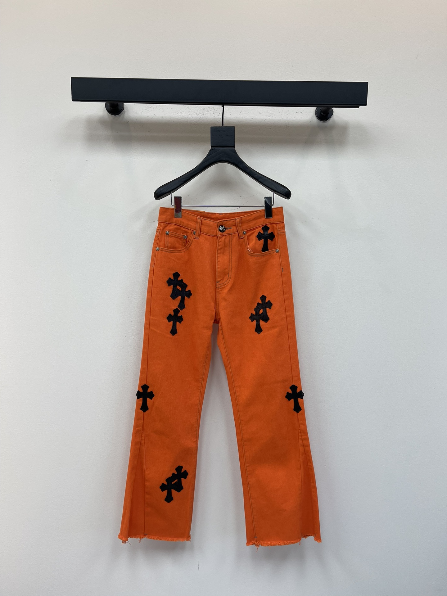 NO:481441,Chrome Heart* New Cow King Limited Cross Patch Skin Washed Jeans. Different styles with wash textures are very friendly to those with thin legs and thick legs. The straight style is very modified. The medium length is timeless and easy to match. The basic style of various styles is a must-have in the wardrobe!  The fabric is hard and has the effect of softness without losing texture on the upper body. The washing process is even more perfect, and it is a must-have for everyone!  !  !  Size 30.32.34.36, chrome hearts, chrome hearts, jeans, alexander wang19860909Chrome Heart*克罗心新款牛王限定十字架贴皮微喇水洗牛仔裤.不同水洗质感的款式,对腿细腿粗人士十分友好,直筒的版型十分修饰腿型 永不过时的适中长度,搭配起来轻松随意,各种风格的造型基础,衣橱中的必备款！面料硬挺的同时又做到了上身柔软而不失质感的效果,洗水工艺更是做到了极致,人手必备款！！！ 尺码30.32.34.36,,chrome hearts,chrome hearts,jeans,alexander wang,Women's clothing