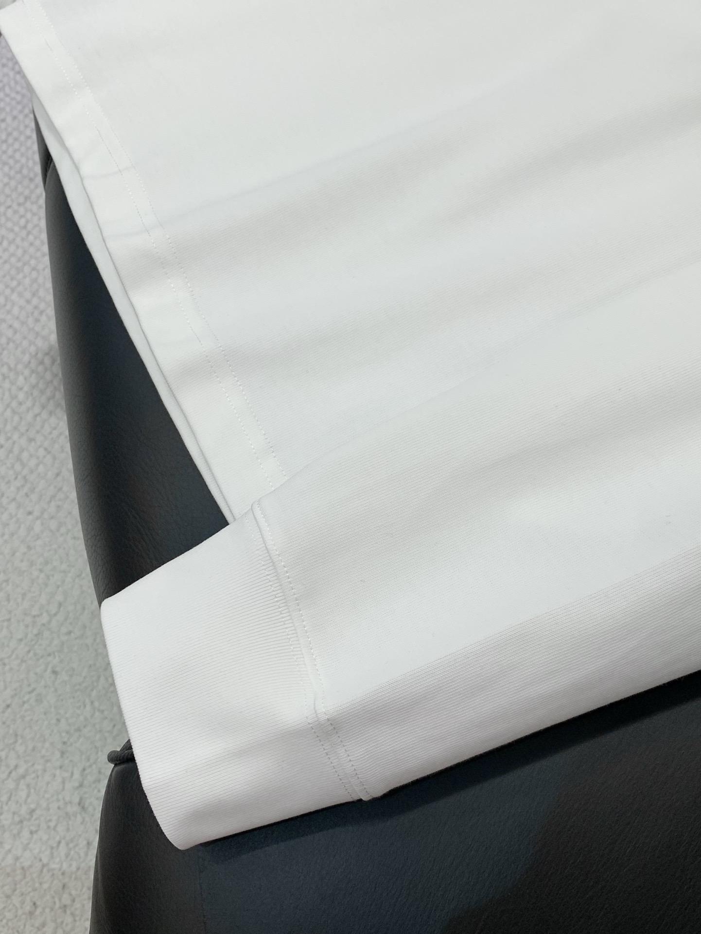 ，LouisVuitton 路易威登，2025秋季最新款，专柜同步有售，原单狠货，时尚休闲圆领长袖T恤，