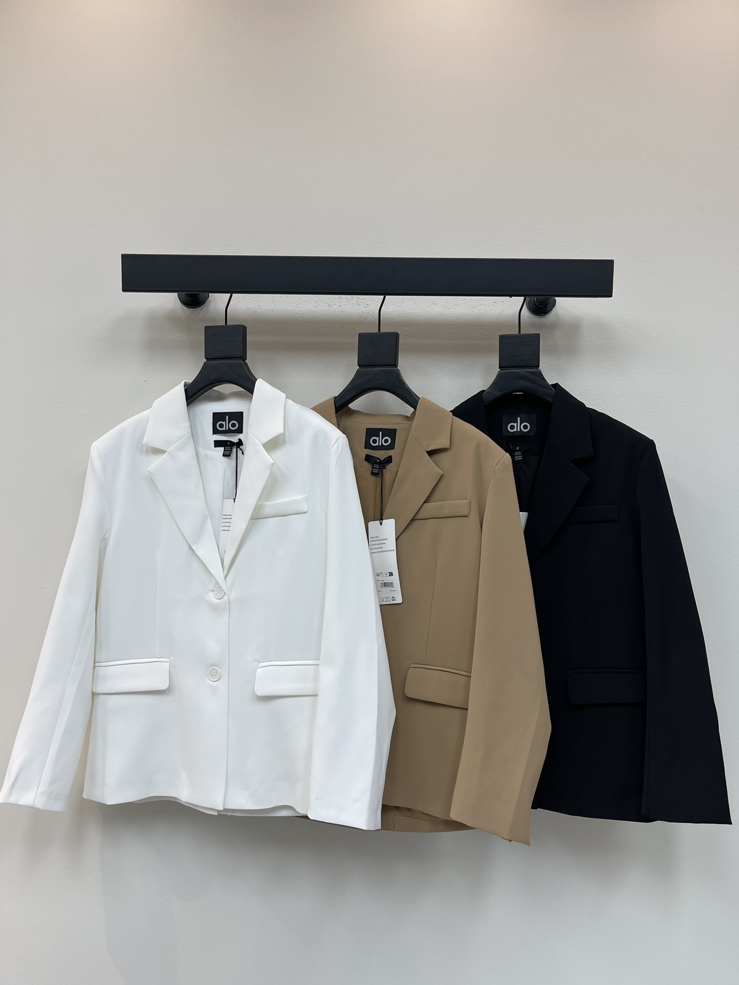 NO:481435,Alo*25 autumn and winter new printed suit jacket, smooth line structure, appropriately grasped, classic brand letter printing, customized exclusive surface accessories, the most fashionable and durable color matching, beautiful and cool fairy outfit, full of visual impact, bringing high-end, a must-have artifact for fashionable essence, retro aura, which girl can resist, a true daughter of a chaebol, queen style, loose version, SML,, jackets & coats, business suit, alexander wang19860909Alo*25秋冬新品印花西装外套 流畅的线条结构 拿捏得恰如其分 经典品牌字母印花 订制专属面辅料 最时尚耐看的色系搭配 又美又飒的神仙穿搭 满满的视觉冲击感 自带高级 时髦精必备神器 复古气场 哪个女生能抗拒 妥妥的财阀千金 御姐女王范儿 宽松版 SML,,jackets & coats,business suit,alexander wang,Women's clothing