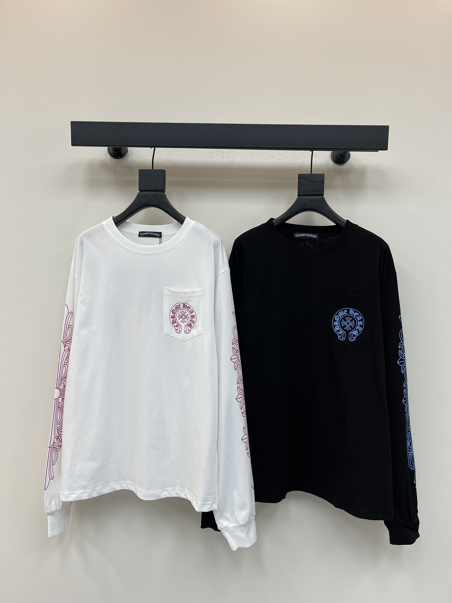 NO:480035,Chrome heart* Croxin Sanskrit printed long-sleeved T. Neck cuffs with high gram heavy threads, fixed woven and dyed double yarn pure cotton fabric, super conspicuous, beautiful and super atmospheric, the same style for men and women! The overall upper body shows fashion and personality, and it is even more popular for couples to wear together!! The same style for men and women!  S-XL, chrome hearts, chrome hearts, tees, t-shirt, alexander wang19860909Chrome heart*克罗心梵文印花长袖T.领口袖口高克重螺纹,定织定染双纱纯棉面料,超级显眼超级好看超级大气,男女同款!整体上身特彰显时尚和个性,情侣一起穿更是炸街王牌推荐t恤!!男女同款！S-XL,,chrome hearts,chrome hearts,tees，t-shirt,alexander wang,Women's clothing