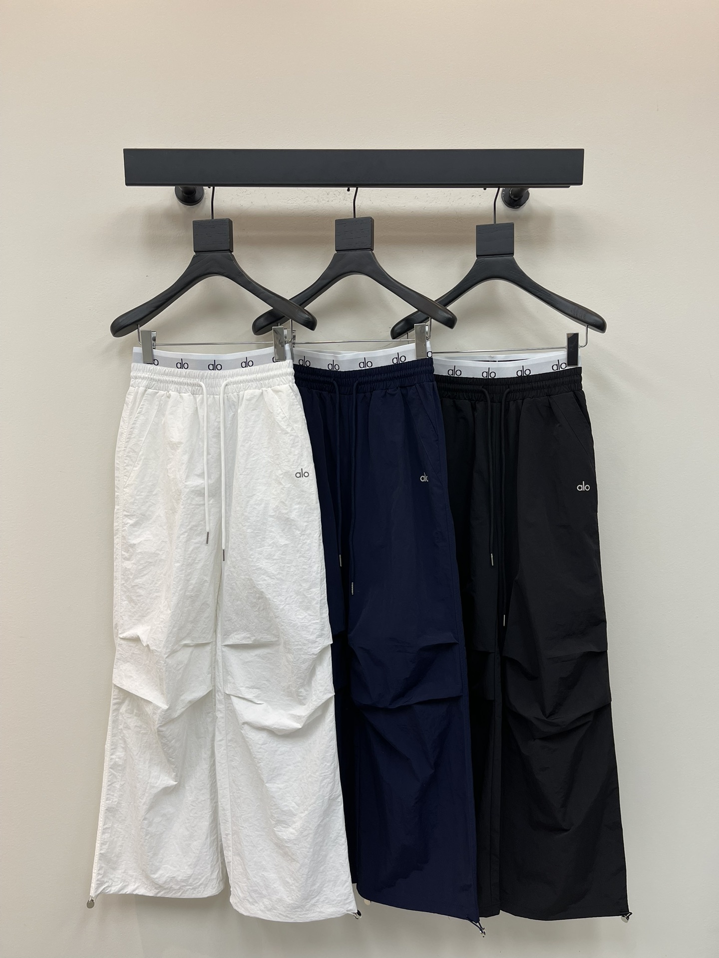 NO:481442,Alo25 new double-waist workout casual pants, versatile and high-end colors, customized letters are elastic and tight, showing a sense of high-end and casualness, visual feast, a versatile item that must be bought in all seasons, customized fabrics, great texture, full of lazy style, goddesses must be used as magical tools!  The style is versatile and not picky. It stretches the line proportions and makes the upper body beautiful!  Workmanship quality depends on details SML, alexander wang19860909Alo25新款双腰头工装式休闲裤 颜色百搭高级 定制字母松紧尽显高级随意感 视觉盛宴 四季必入的百搭单品 订制面料,质感巨好,慵懒范儿十足 女神必入神器！ 版型百搭不挑人 拉长线条比例 上身美的不要不要的！ 做工品质看细节 SML,,alexander wang,Women's clothing