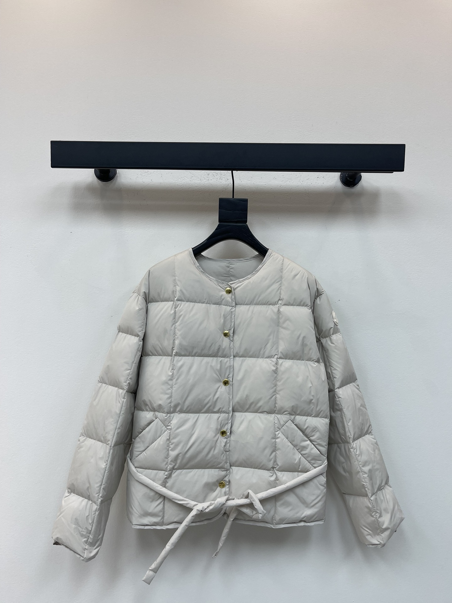 NO:481447,With dust bag Moncle* 25 new lattice lace-up down jacket in autumn and winter, customized YB imported windproof and waterproof nylon material, its process restores, upgraded material, improves the function of cold protection in autumn and winter, white goose down filling, the whole piece is light and warm, snap placket design, the whole body is embossed, pocket hand warms, increase capacity, rich and practical design, waist lace adjustment and tightness adjustment, more fit and inclusive, full of details, showing low-key and high-end sense, side badge icon, successfully displays quality, get rid of dullness, integrates warmth and fashionable, velvet filling: white goose down filling quantity: national standard 90 customized surface accessories, accurate version, higher version 123,, Moncler, down jacket, alexander wang19860909配防尘袋Moncle*蒙口25秋冬新品方格系带圆领羽绒服 定制YB进口防风防水尼龙材质 其工艺还原 升级材质 提升秋冬御寒功能 白鹅绒填充内里 整件轻盈保暖 按扣开襟设计 通体采用方格压纹 口袋暖手增大容量 设计丰富实用 腰间系带调节松紧更合身包容 细节满满 彰显低调高级感 侧面徽章图标 成功展现品质 摆脱沉闷 集保暖与时髦一体 充绒物:白鹅绒 充绒量:国标90 定制面辅料 认准版本 高版本 123,,Moncler,down jacket,alexander wang,Women's clothing