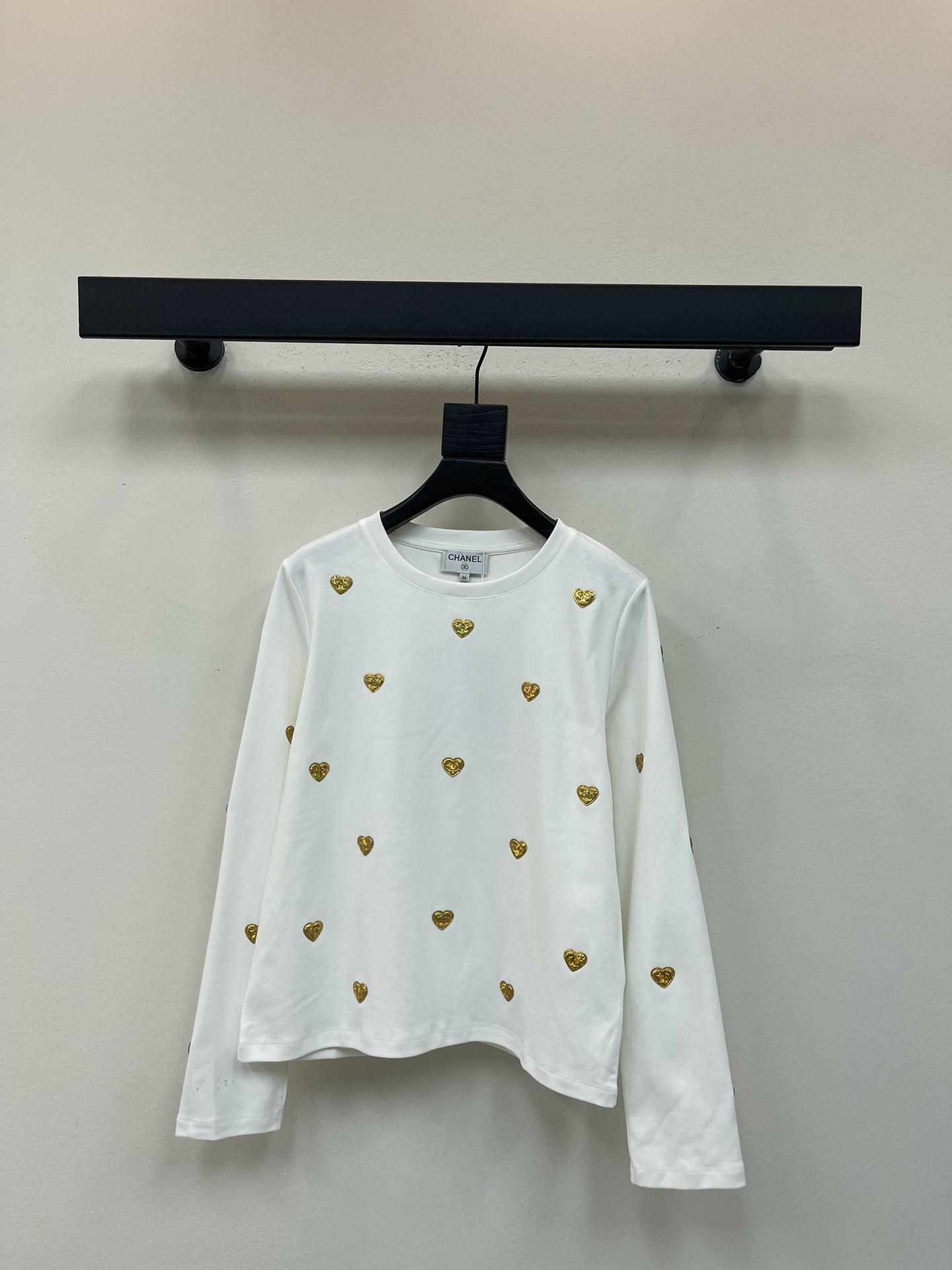 NO:480037,Chane*25 early autumn new double C metal badge long-sleeved top Customized YB twill cotton material Delicate texture Comfortable and easy to wear Round neck long-sleeved base shirt tailoring Threaded edge-covered slightly elastic fabric Slim base versatile and durable. The whole body is positioned and embellished with three-dimensional metal logo printed with double C logo. It is combined with jumping colored rhinestones to add vitality and show fashionable outfits. Break the dull atmosphere of autumn and winter. Fashionable and high-end SML, chanel, alexander wang19860909Chane*25早秋新款双C金属徽章长袖上衣 定制YB斜纹全棉材质 质感细腻 舒适好穿 圆领长袖打底衫剪裁 螺纹包边配合略带弹力面料 修身打底 百搭耐看 通体定位点缀立体金属徽标 印有双C标识 配合跳跃彩色水钻增添活力 尽显时尚穿搭 打破秋冬沉闷氛围 穿搭洋气高级 SML,,chanel,alexander wang,Women's clothing