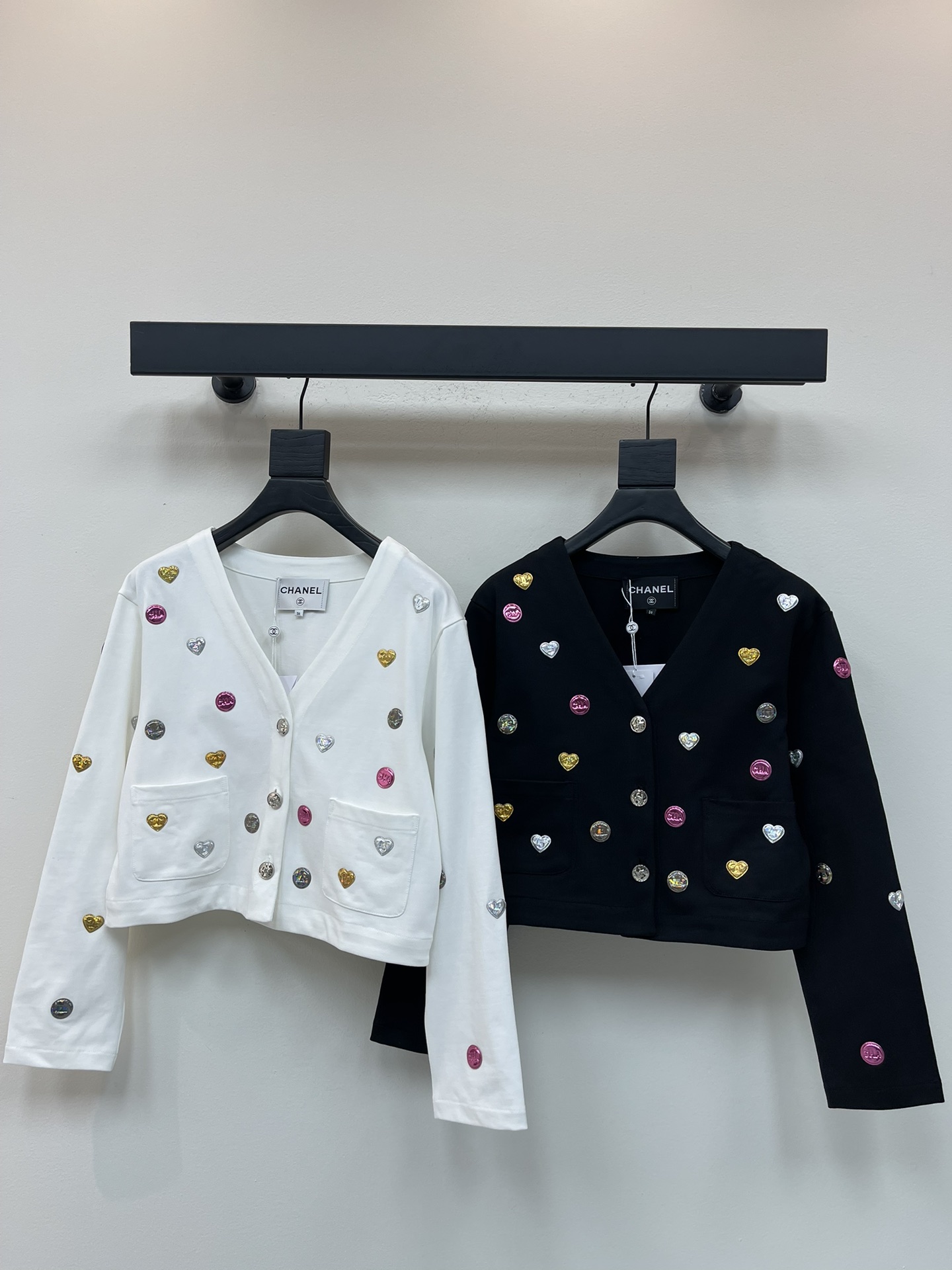 NO:480032,Chane*25 early autumn new double C metal badge jacket customized YB twill cotton material delicate texture comfortable and easy to wear V-neck short jacket tailoring embellishes molding and buckles to modify the shoulder and neck lines while adding a sense of exquisiteness. The whole body is decorated with a double C logo printed with jumping color to add vitality. Show fashionable outfits break the dull atmosphere of autumn and winter. Fashionable and high-end SML, chanel, jackets & coats, alexander wang19860909Chane*25早秋新款双C金属徽章外套 定制YB斜纹全棉材质 质感细腻 舒适好穿 V领短款外套剪裁 点缀开模扭扣 修饰肩颈线条同时增添精致感 通体装饰立体金属徽标 印有双C标识 配合跳跃彩色增添活力 尽显时尚穿搭 打破秋冬沉闷氛围 穿搭洋气高级 SML,,chanel,jackets & coats,alexander wang,Women's clothing