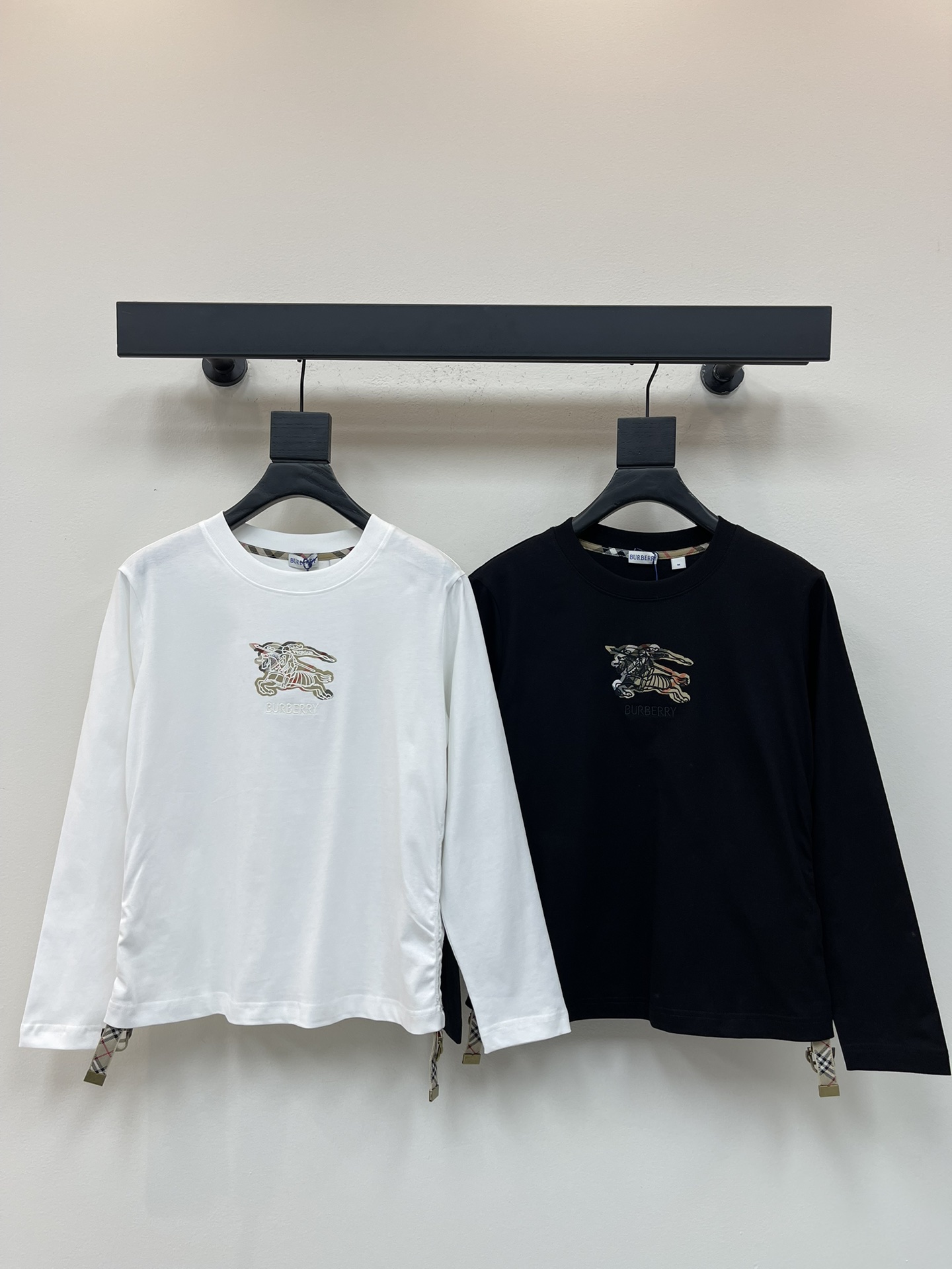 NO:480042,Burberr*25 early autumn new side-adjust checked long-sleeved top Customized YB native cotton material Comfortable texture and easy to wear Round neck long-sleeved cut Neck cuff contrasting threaded edges The iconic plaid war horse embroidery logo decoration on the chest Echoing the waist adjustment chain buckle Get rid of boring monotony Slim fit fit fits the body outfit slim and high-end, showing elegant autumn and winter daily outfits Fashion and refreshing SML, burberry, alexander wang19860909Burberr*25早秋新款侧面调节格纹长袖上衣 定制YB原生全棉材质 质感舒适 弹力好穿 圆领长袖裁剪 领口袖口撞色螺纹包边 胸前标志性格纹战马刺绣徽标装饰 与腰侧调节链扣呼应 摆脱无聊的单调 修身版型剪裁 贴合身形 穿搭显瘦高级 尽显优雅秋冬日常穿搭 时尚清爽 SML,,burberry,alexander wang,Women's clothing