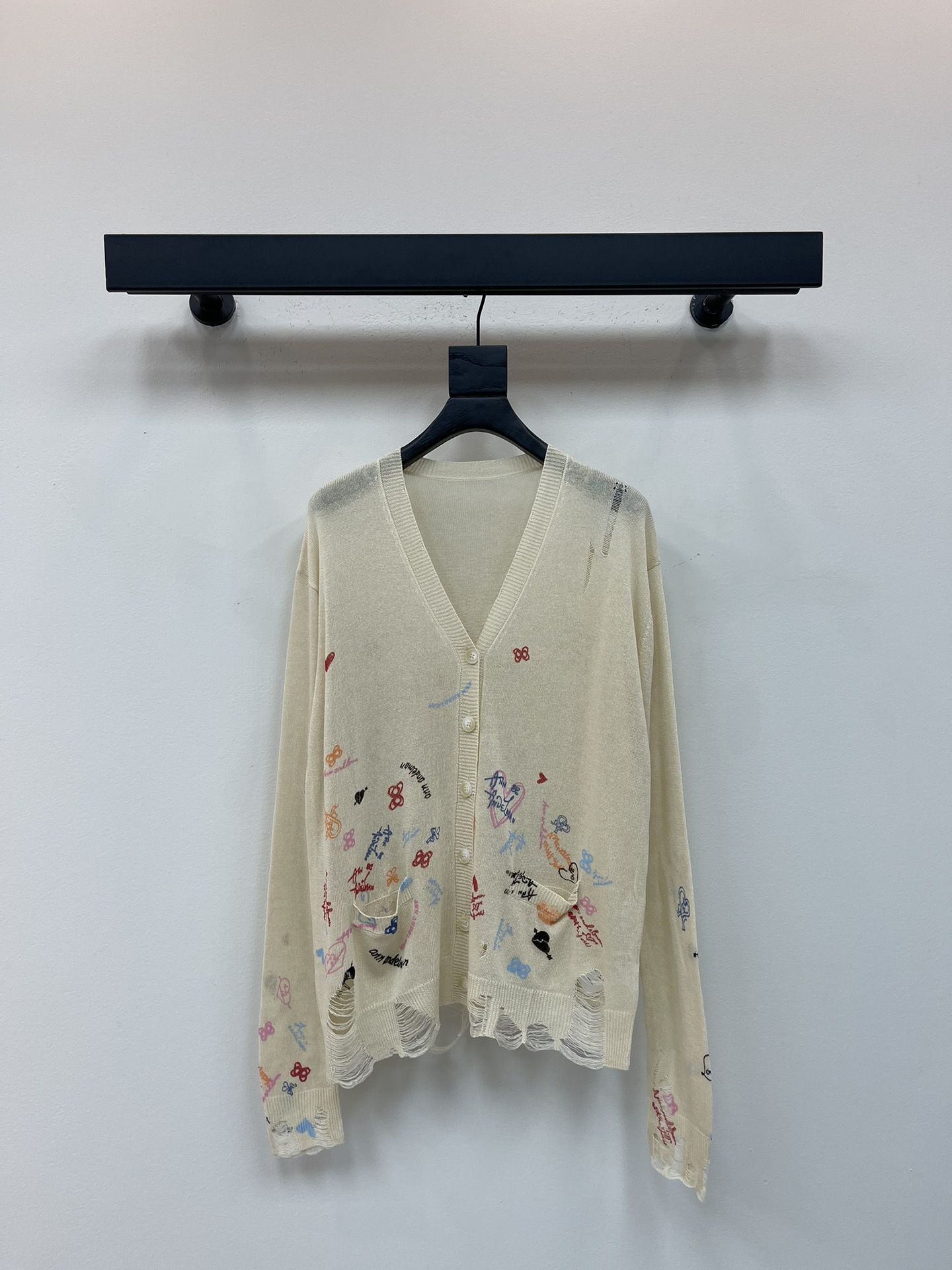 NO:481451,*25 early autumn new product ink-splashed hole knitted V-neck cardigan. Graffiti style linen sweater, off-white base paired with colorful graffiti patterns, and burr design adds casualness, which is very suitable for creating fashionable and casual outfits. SML, alexander wang19860909*25早秋新品泼墨破洞针织V领开衫.涂鸦风格的亚麻针织衫,米白色基底搭配多彩涂鸦图案,还有毛边设计增添随性感,很适合打造时尚休闲穿搭.SML,,alexander wang,Women's clothing