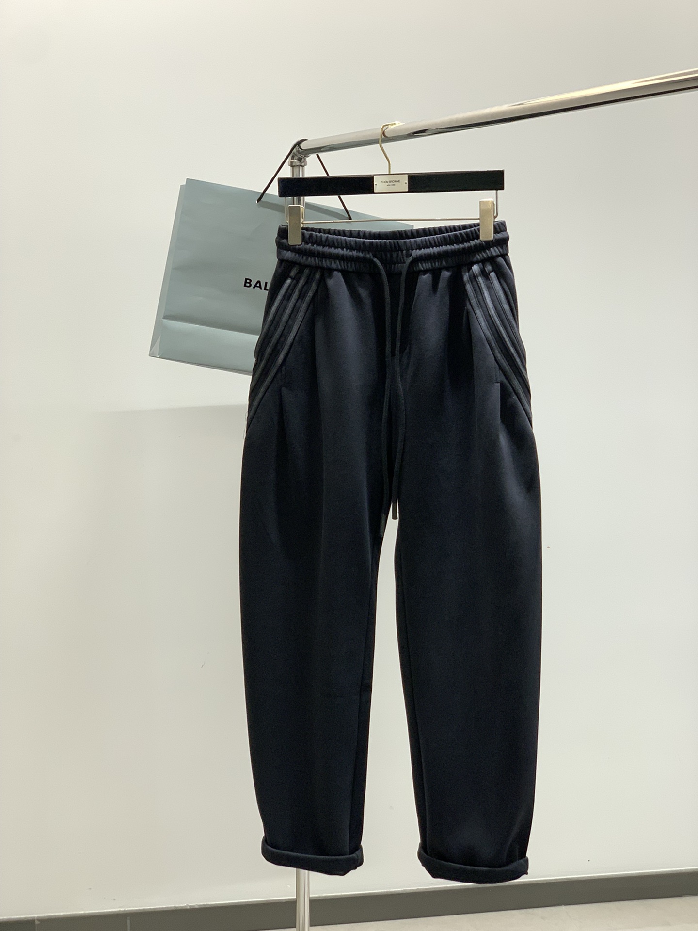 ，Balenciaga 巴黎世家，2025秋季最新品，专柜同步有售，原单狠货，时尚休闲裤，进口原版水洗弹