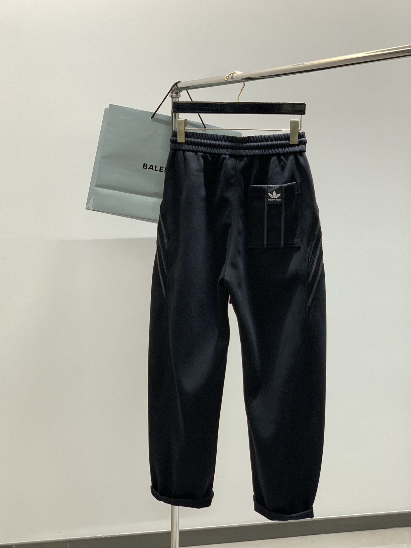 ，Balenciaga 巴黎世家，2025秋季最新品，专柜同步有售，原单狠货，时尚休闲裤，进口原版水洗弹