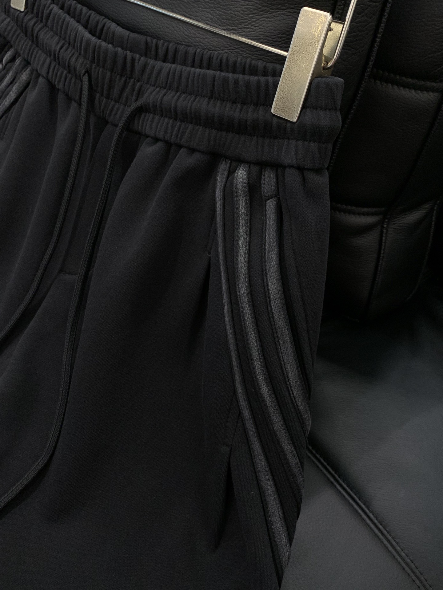 ，Balenciaga 巴黎世家，2025秋季最新品，专柜同步有售，原单狠货，时尚休闲裤，进口原版水洗弹