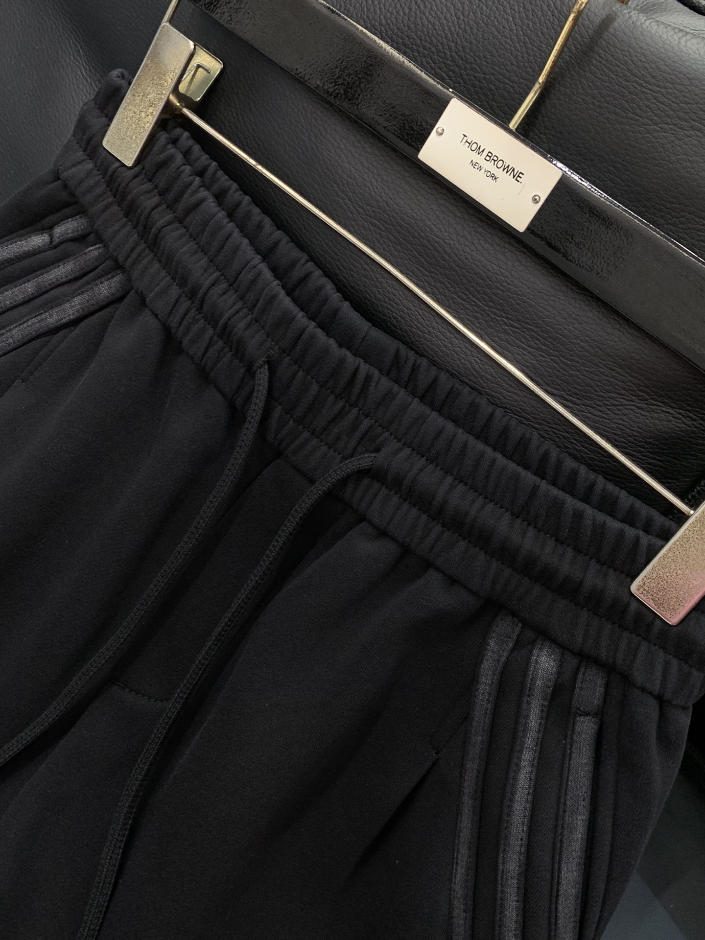 ，Balenciaga 巴黎世家，2025秋季最新品，专柜同步有售，原单狠货，时尚休闲裤，进口原版水洗弹