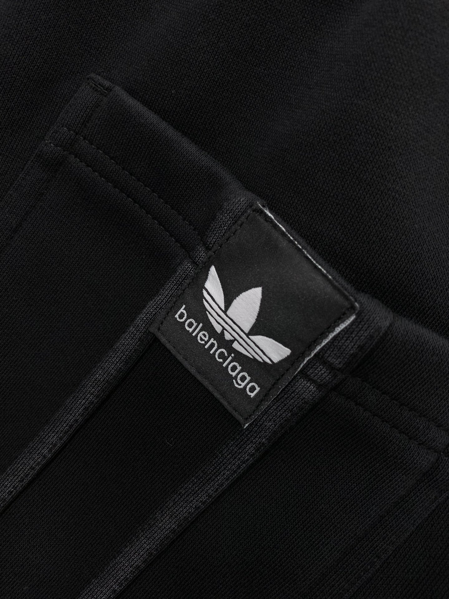 ，Balenciaga 巴黎世家，2025秋季最新品，专柜同步有售，原单狠货，时尚休闲裤，进口原版水洗弹