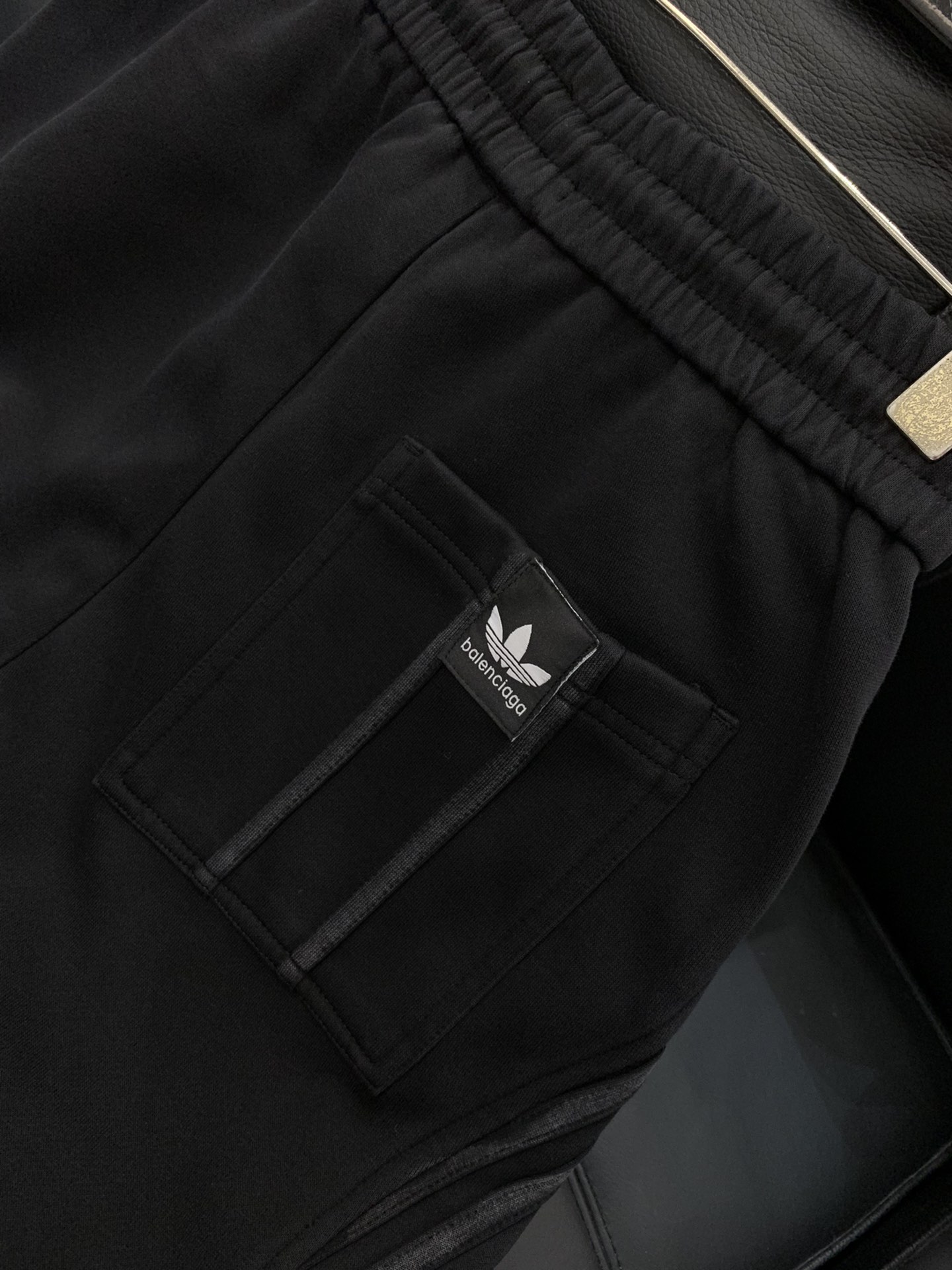 ，Balenciaga 巴黎世家，2025秋季最新品，专柜同步有售，原单狠货，时尚休闲裤，进口原版水洗弹