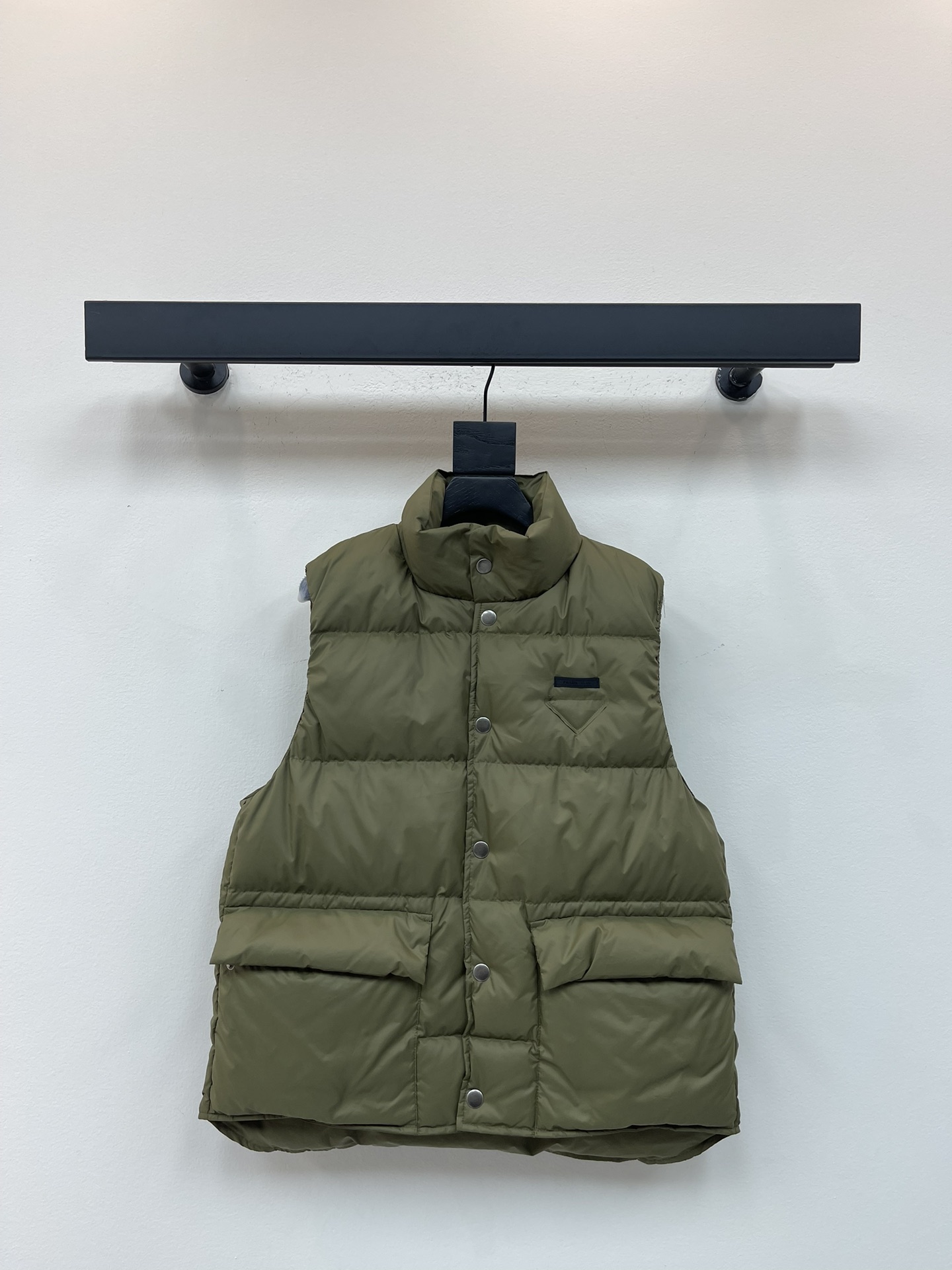 NO:480052,With dust bag Prad*25 autumn and winter new standing collar down vest jacket Customized YB windproof and waterproof nylon material White goose velvet fills the inner lining The whole piece is light and warm Snap flap pocket vest style Elastic by people Classic rectangular embossed stand collar design Wind and cold The iconic triangle embroidery on the chest is decorated throughout the brand concept Integrate warmth and fashionable Get rid of the traditional bloated feeling The first choice for layering in autumn and winter Fleece filling standard: National standard 90 velvet filling: white goose velvet High version SML,,prada, jackets & coats,down jacket,alexander wang19860909配防尘袋Prad*25秋冬新款立领羽绒马甲外套 定制YB防风防水尼龙材质 白鹅绒填充内里 整件轻薄保暖 按扣翻盖口袋马甲版型 松紧由人 经典长方格压纹立领设计 防风御寒 胸前标志性三角刺绣作为装饰 贯穿品牌理念 集保暖与时髦一体 摆脱传统臃肿感 秋冬叠穿首选 充绒标准:国标90绒 充绒物:白鹅绒 高版本 SML,,prada,jackets & coats,down jacket,alexander wang,Women's clothing