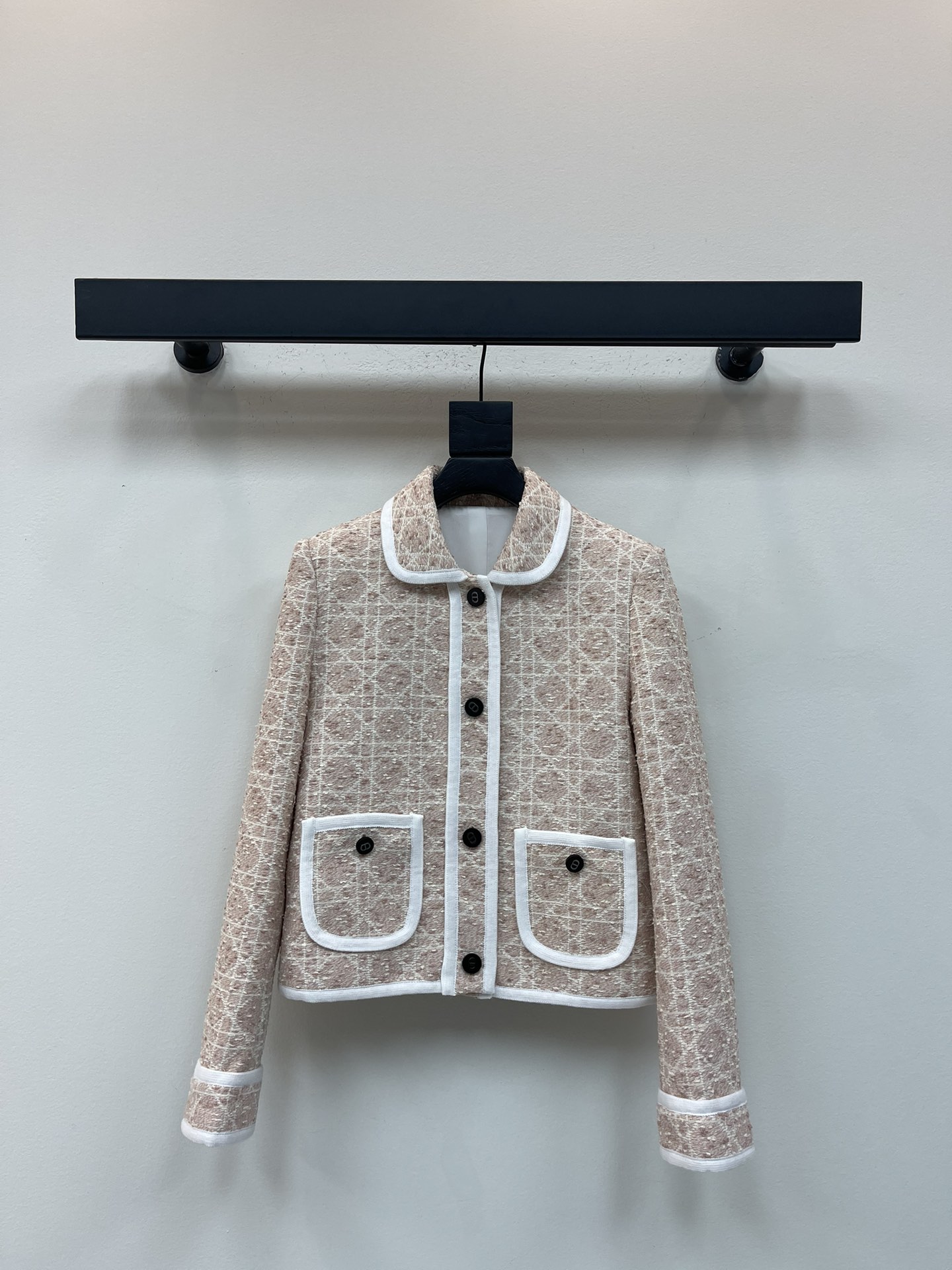 NO:484243,Dio*25 autumn and winter new product Miss D limited plaid double pocket lapel jacket developed custom three-dimensional woven tweed fabric three-dimensional and wide, both colors are super age-reducing, lapel single-breasted small short H-shaped upper body looks slim and tall, elegant and casual fashionable and high-end sense, French celebrity style white and rich beauty must have SML, dior, jackets & coats, alexander wang19860909Dio*25秋冬新品Miss D限定戴妃藤格纹双口袋翻领外套 开发定制立体编织粗花呢面料立体挺阔 两个颜色都超减龄 翻领单排扣小短款H版型上身显瘦又高挑 优雅随性的时髦高级感 法式名媛风白富美必备 SML,,dior,jackets & coats,alexander wang,Women's clothing