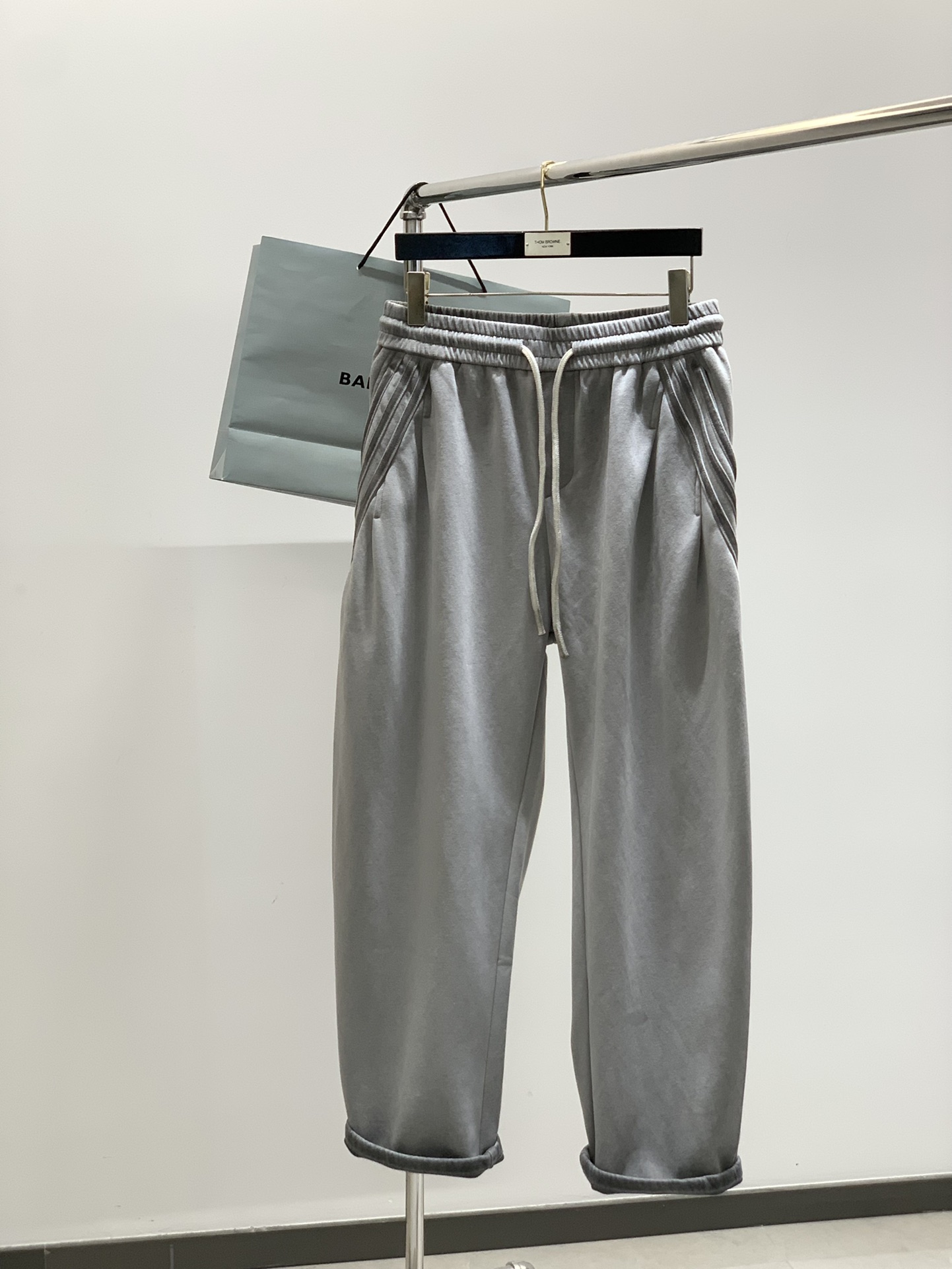 ，Balenciaga 巴黎世家，2025秋季最新品，专柜同步有售，原单狠货，时尚休闲裤，进口原版水洗弹