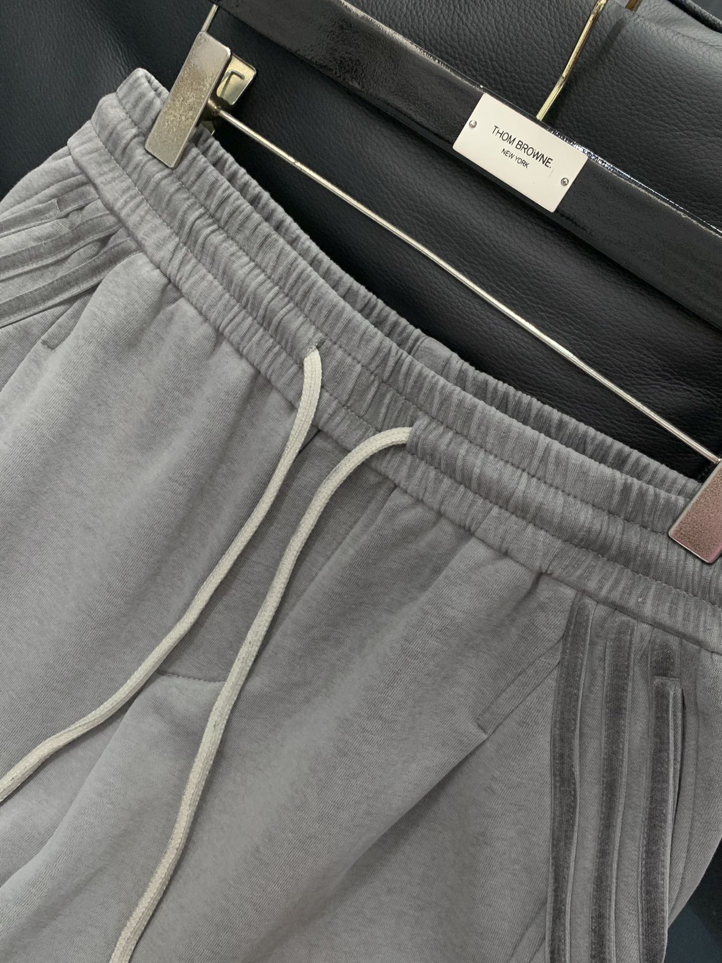 ，Balenciaga 巴黎世家，2025秋季最新品，专柜同步有售，原单狠货，时尚休闲裤，进口原版水洗弹