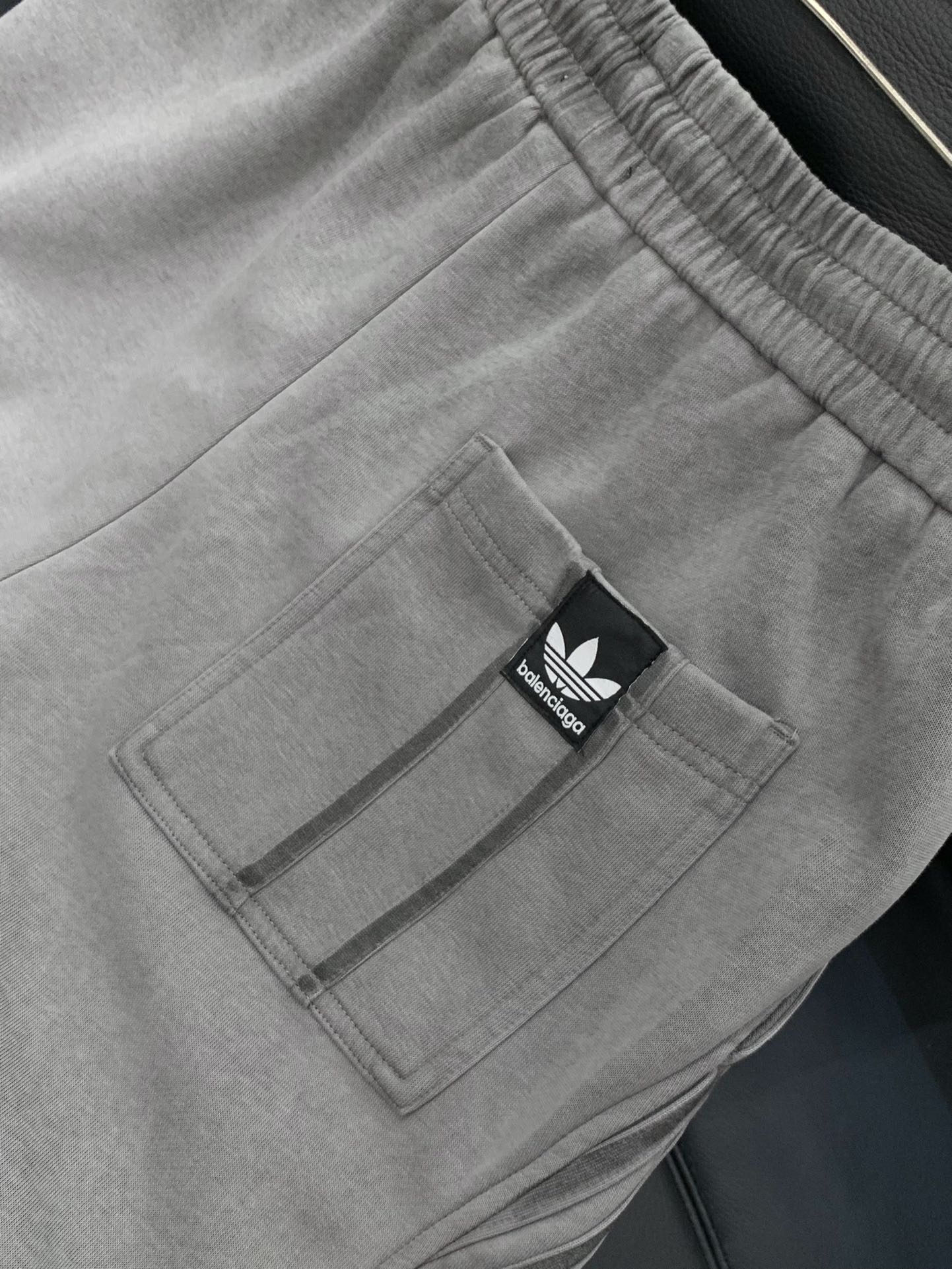 ，Balenciaga 巴黎世家，2025秋季最新品，专柜同步有售，原单狠货，时尚休闲裤，进口原版水洗弹