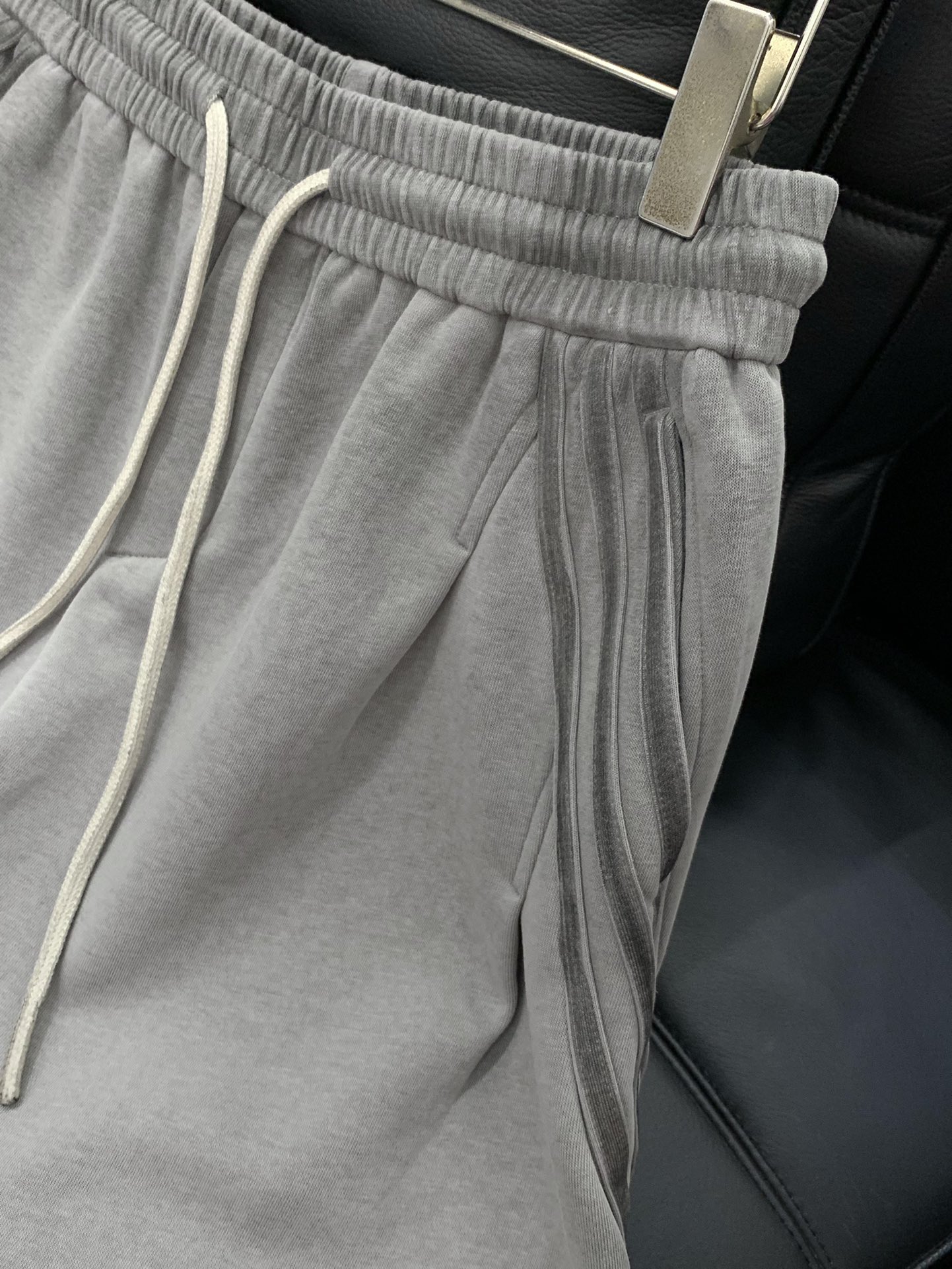 ，Balenciaga 巴黎世家，2025秋季最新品，专柜同步有售，原单狠货，时尚休闲裤，进口原版水洗弹