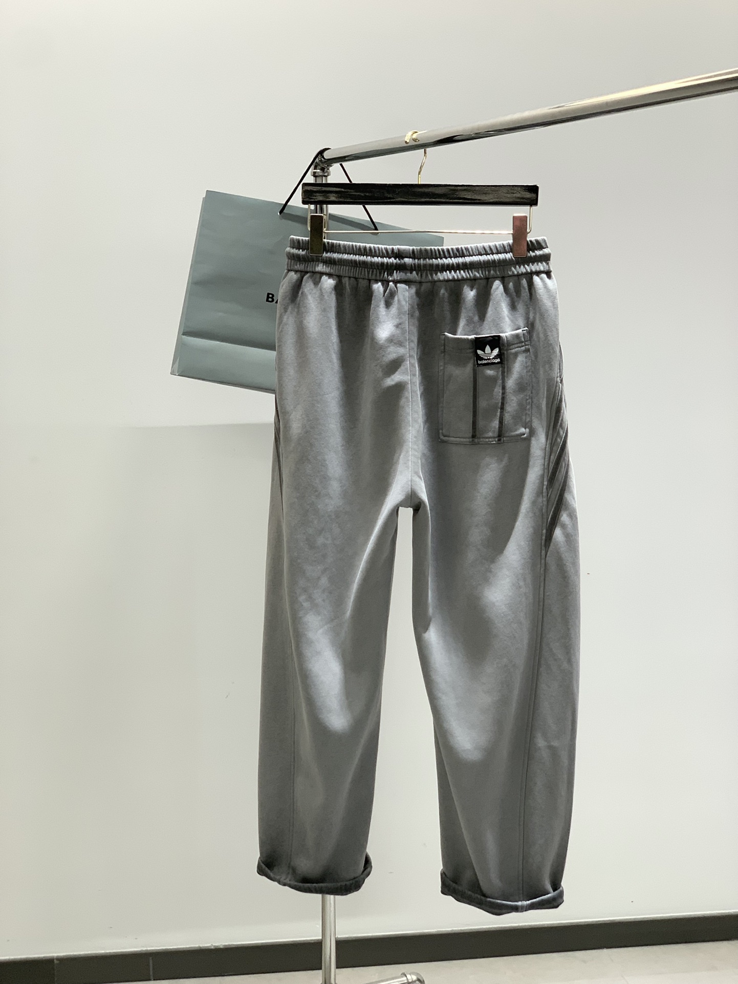 ，Balenciaga 巴黎世家，2025秋季最新品，专柜同步有售，原单狠货，时尚休闲裤，进口原版水洗弹