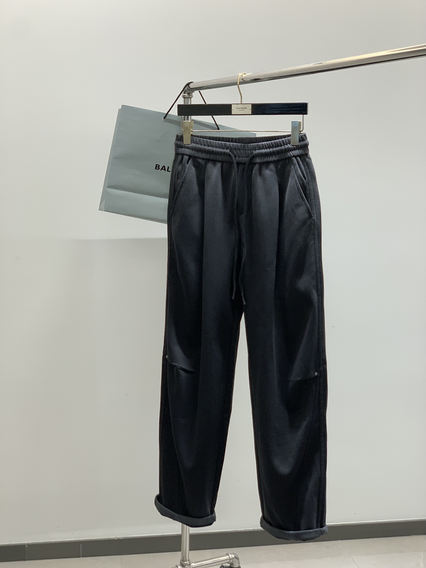 ，Balenciaga 巴黎世家，2025秋季最新品，专柜同步有售，原单狠货，时尚休闲裤，进口原版水洗弹