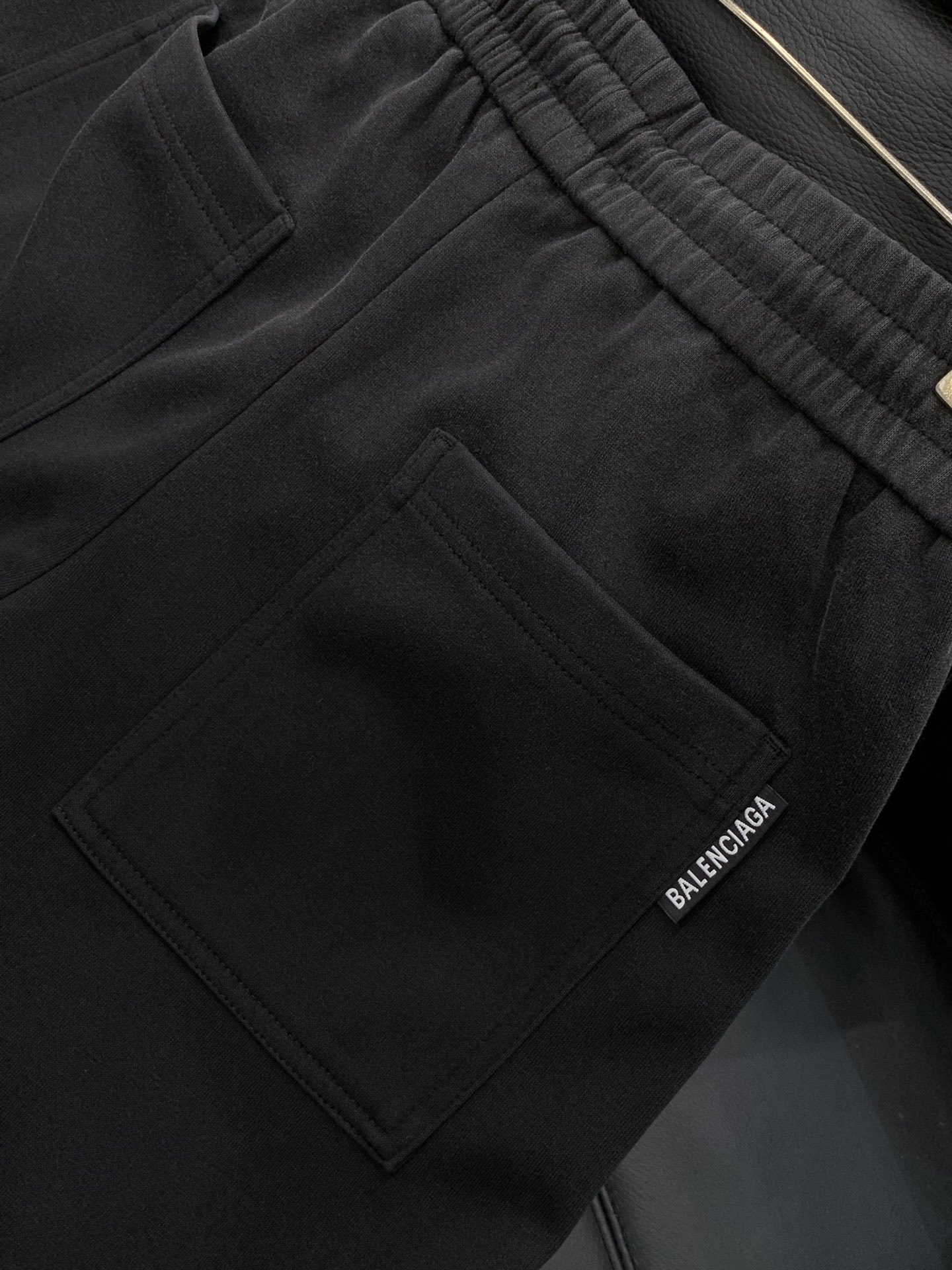 ，Balenciaga 巴黎世家，2025秋季最新品，专柜同步有售，原单狠货，时尚休闲裤，进口原版水洗弹