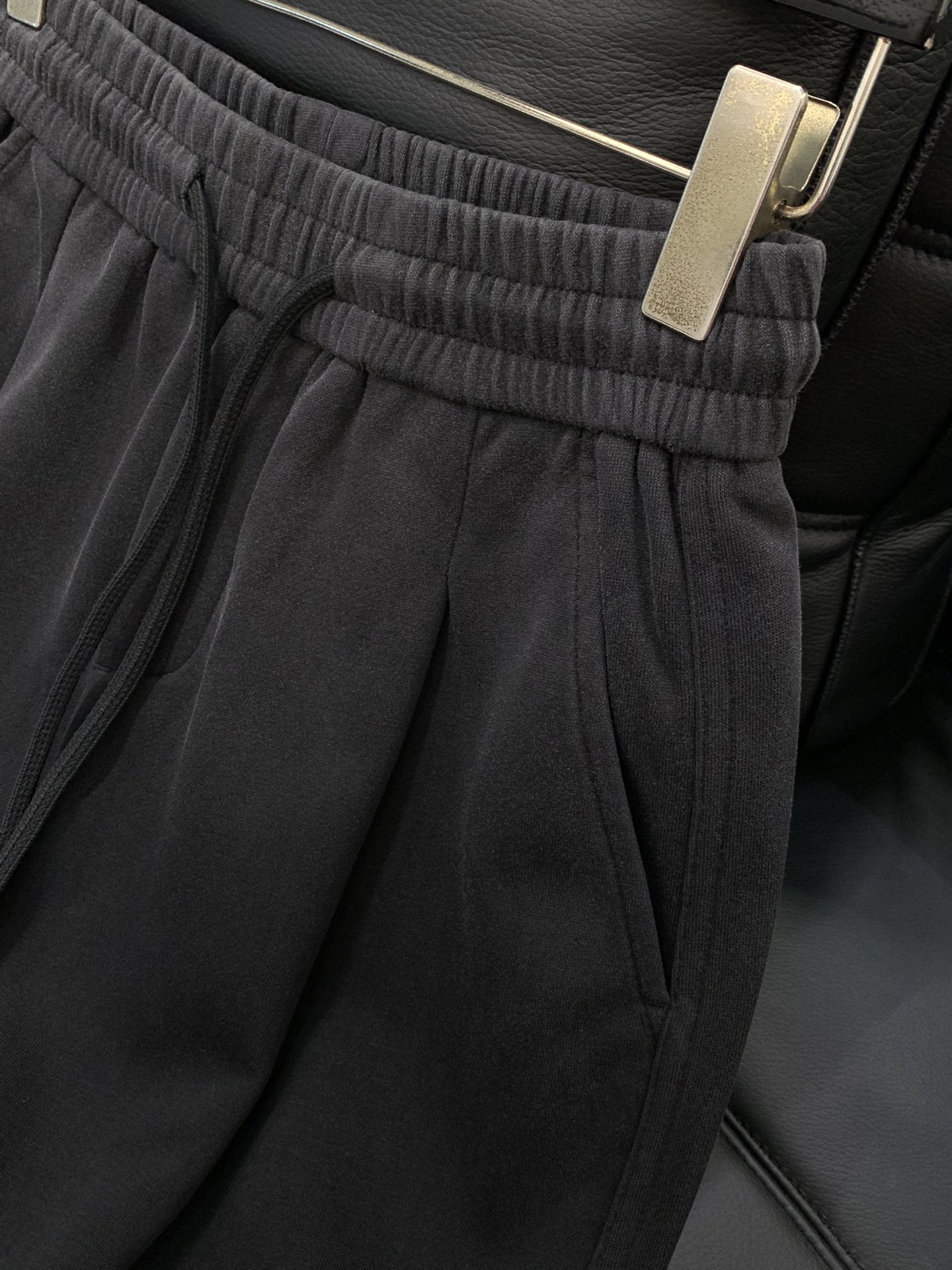 ，Balenciaga 巴黎世家，2025秋季最新品，专柜同步有售，原单狠货，时尚休闲裤，进口原版水洗弹