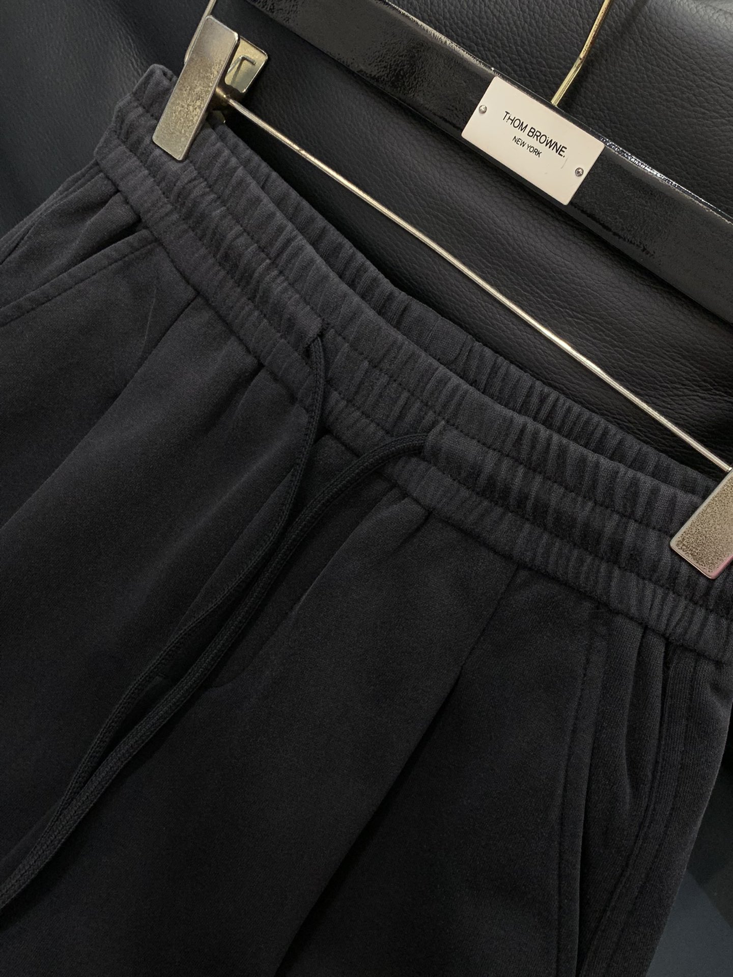 ，Balenciaga 巴黎世家，2025秋季最新品，专柜同步有售，原单狠货，时尚休闲裤，进口原版水洗弹