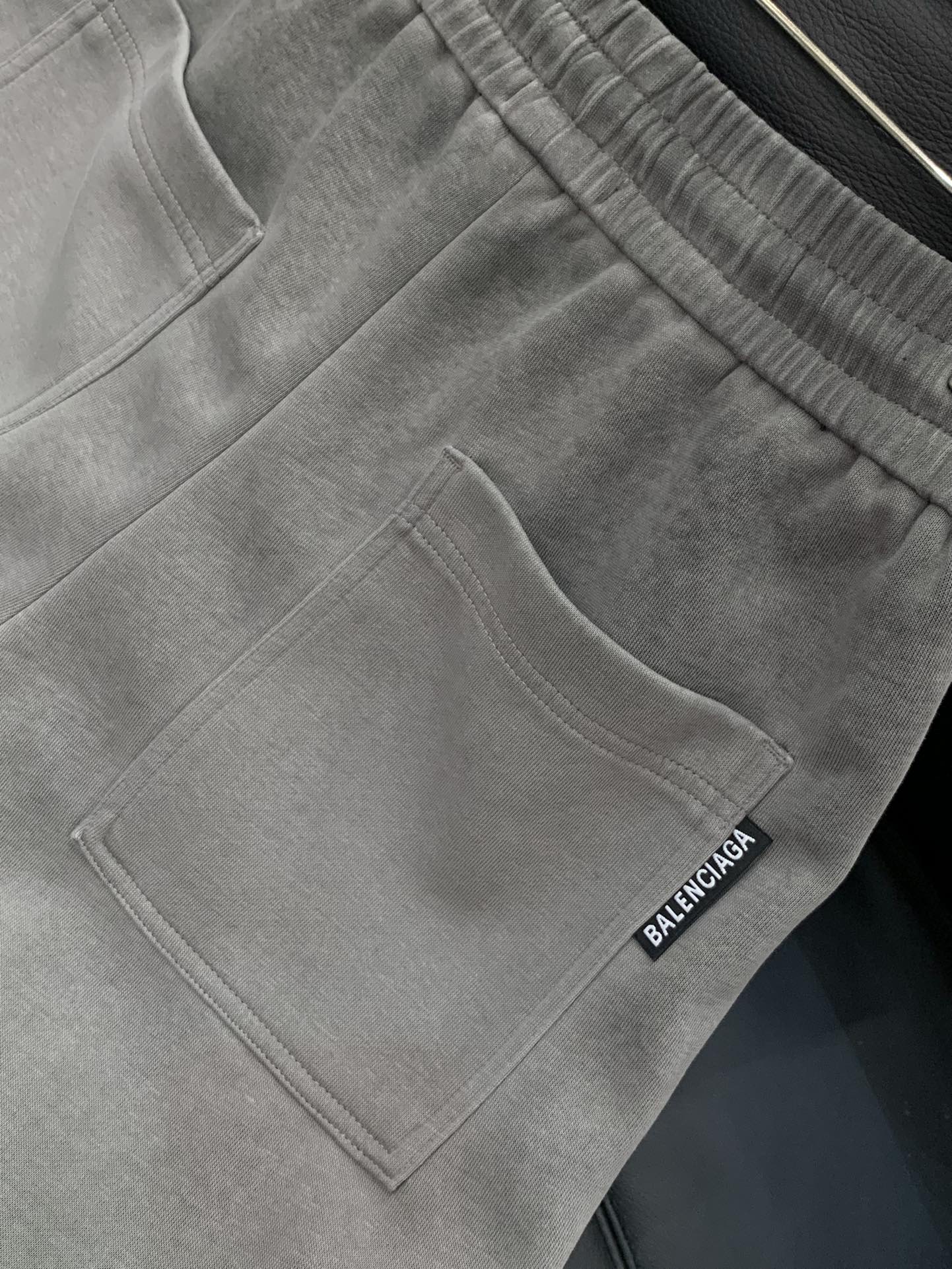 ，Balenciaga 巴黎世家，2025秋季最新品，专柜同步有售，原单狠货，时尚休闲裤，进口原版水洗弹