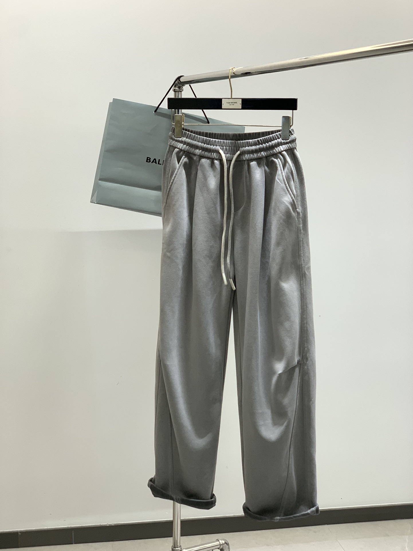 ，Balenciaga 巴黎世家，2025秋季最新品，专柜同步有售，原单狠货，时尚休闲裤，进口原版水洗弹