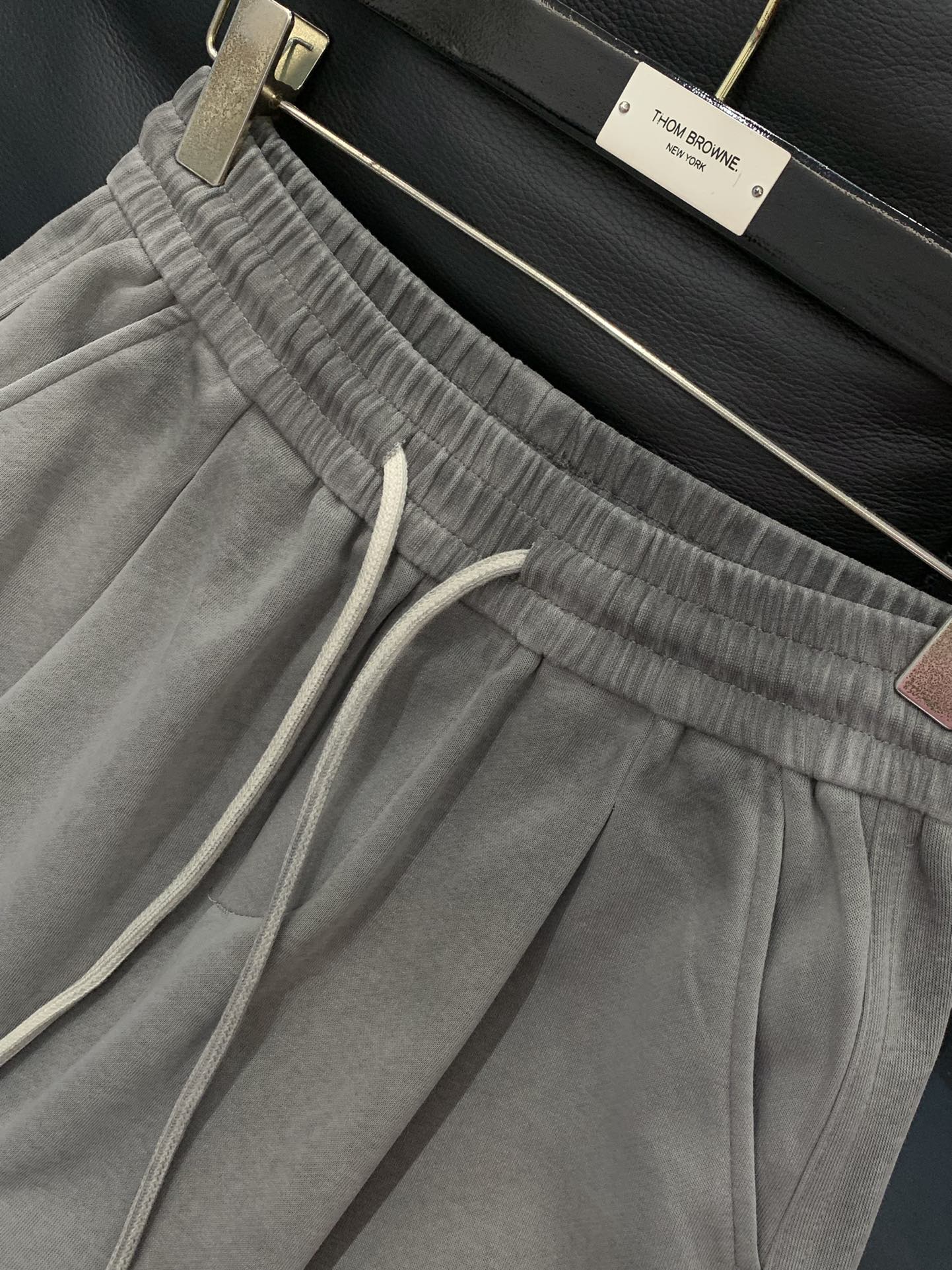 ，Balenciaga 巴黎世家，2025秋季最新品，专柜同步有售，原单狠货，时尚休闲裤，进口原版水洗弹