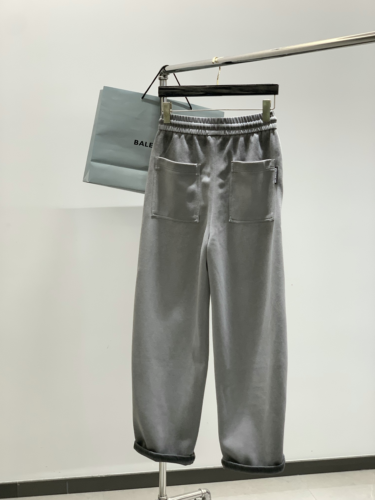 ，Balenciaga 巴黎世家，2025秋季最新品，专柜同步有售，原单狠货，时尚休闲裤，进口原版水洗弹