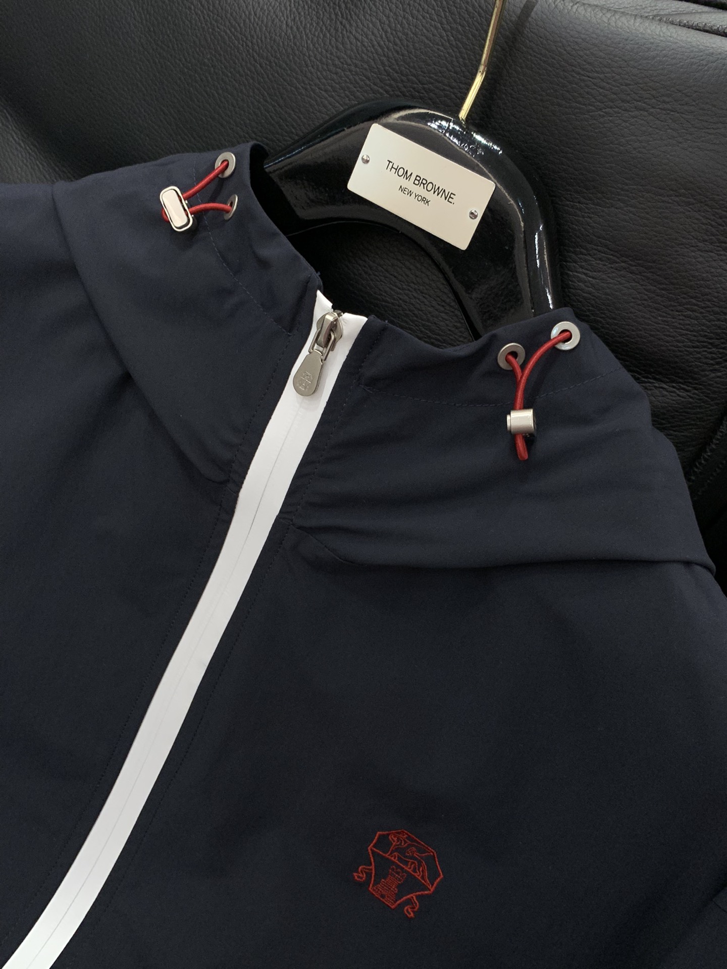 ，意大利神狮，时尚品牌，2025秋季新品，时尚休闲连帽外套，专柜同步有售，原单狠货，采用进口原版面料，独