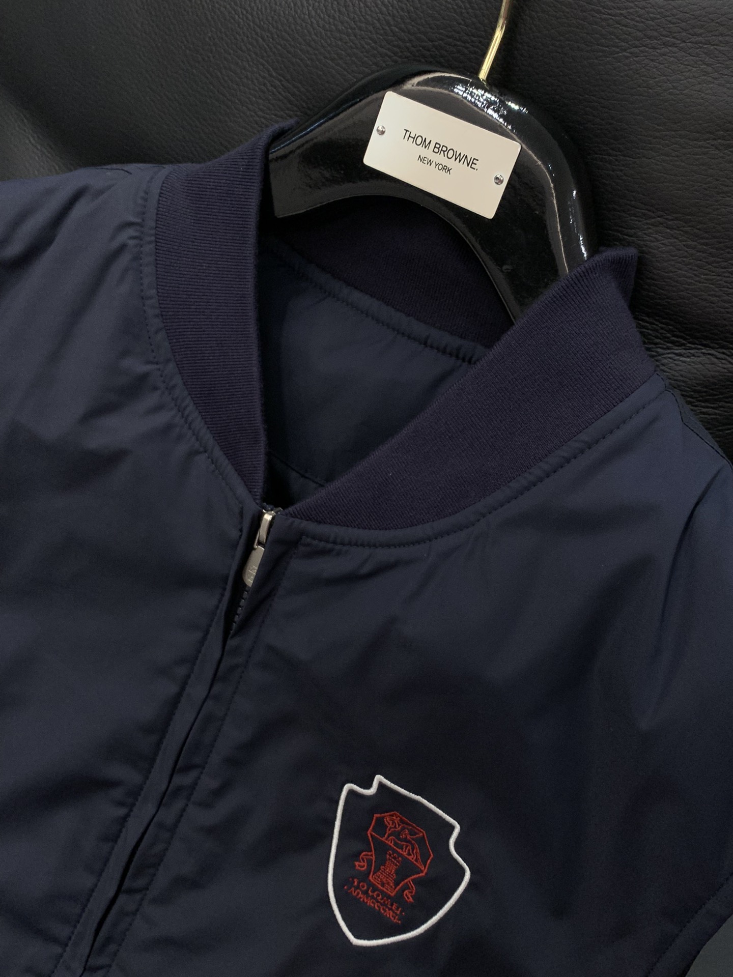 ，意大利神狮，时尚品牌，2025秋冬新品，时尚休闲马甲，专柜同步有售，原单狠货，采用进口原版面料，独特设