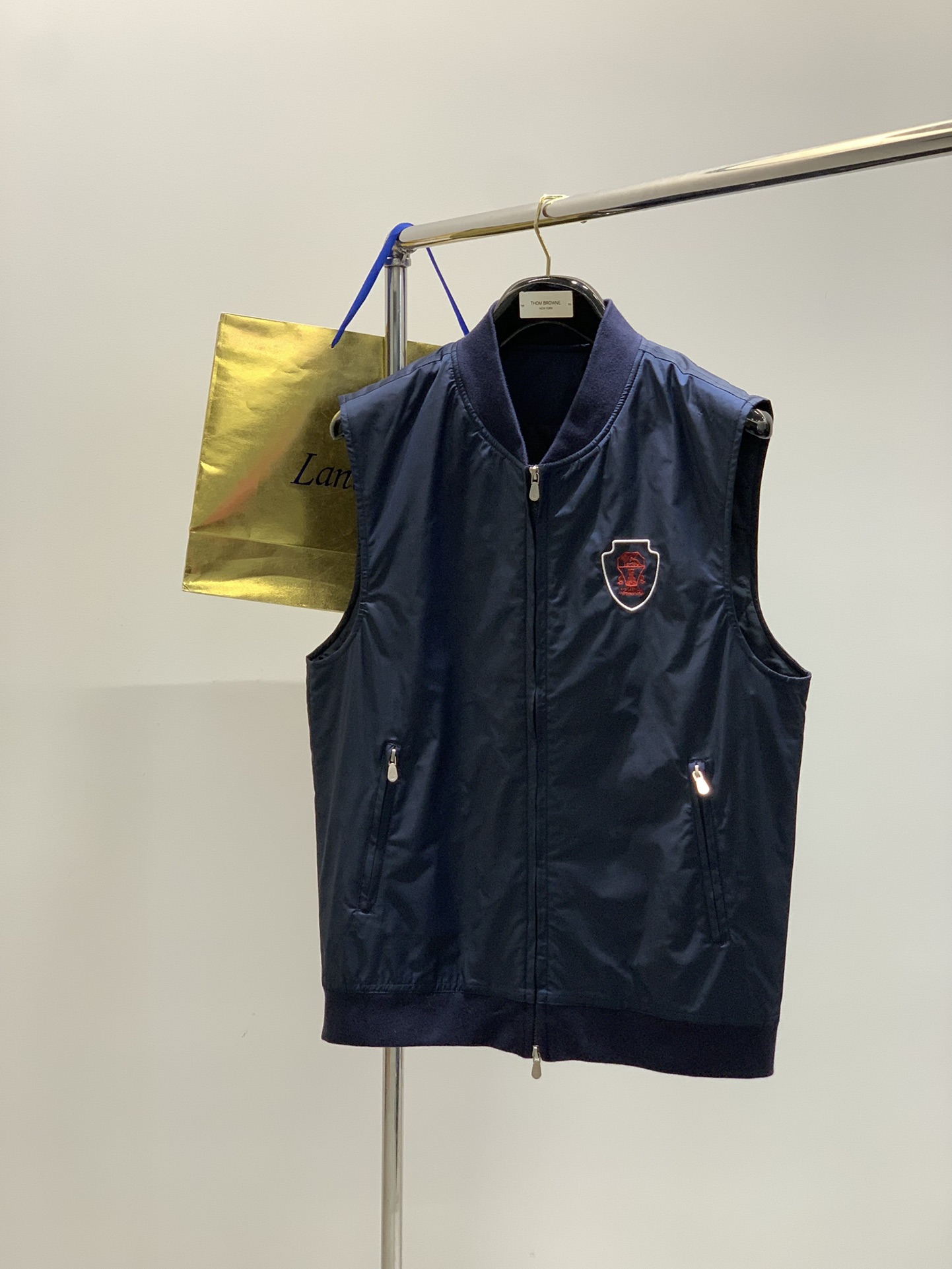 ，意大利神狮，时尚品牌，2025秋冬新品，时尚休闲马甲，专柜同步有售，原单狠货，采用进口原版面料，独特设